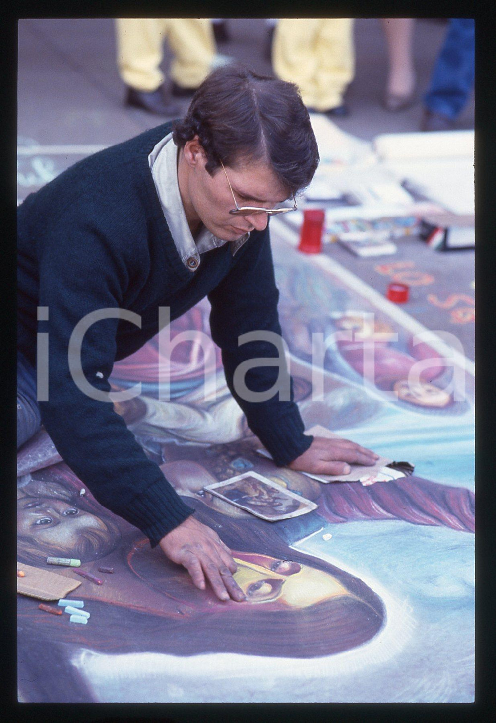 1990 ca MILANO - Madonnari in Piazza del DUOMO * 35 mm vintage slide 10  Diapositiva d'epoca, in formato 35 mm.CONDIZIONI: GOODE' severamente vietata la riproduzione. Tutti i diritti sono riservati. ICharta mette in vendita, sul negozio eBay e in esclusiva sul sito "icharta" il proprio archivio composto da numerose diapositive e negativi fotografici d'epoca, tutti originali e autentici, che attraversano la storia del costume italiano tra gli la fine degli anni Sessanta e Novanta.Si tratta di uno sguardo inedito sull'attualità, la politica, la vita quotidiana, il gossip e la cultura, che fotografa il cambiamento della nazione in quest'ultimo scorcio del XX secolo. Un'occasione unica per il mercato del collezionismo, che vede finalmente disponibile un archivio eccezionale per vastità, tematiche e condizioni, in un settore (il negativo fotografico e la diapositiva) di assoluta novità e dalle interessanti prospettive di investimento.  GOOD/buono   originale e autentica 1