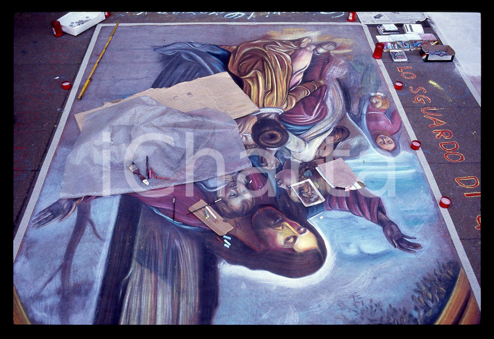 1990 ca MILANO - Madonnari in Piazza del DUOMO * 35 mm vintage slide 11  Diapositiva d'epoca, in formato 35 mm.CONDIZIONI: GOODE' severamente vietata la riproduzione. Tutti i diritti sono riservati.ICharta mette in vendita, sul negozio eBay e in esclusiva sul sito "icharta" il proprio archivio composto da numerose diapositive e negativi fotografici d'epoca, tutti originali e autentici, che attraversano la storia del costume italiano tra gli la fine degli anni Sessanta e Novanta.Si tratta di uno sguardo inedito sull'attualità, la politica, la vita quotidiana, il gossip e la cultura, che fotografa il cambiamento della nazione in quest'ultimo scorcio del XX secolo. Un'occasione unica per il mercato del collezionismo, che vede finalmente disponibile un archivio eccezionale per vastità, tematiche e condizioni, in un settore (il negativo fotografico e la diapositiva) di assoluta novità e dalle interessanti prospettive di investimento.  GOOD/buono   originale e autentica 1