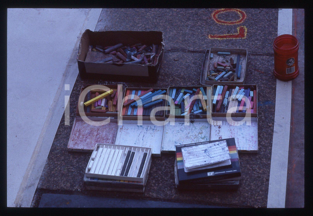 1990 ca MILANO - Madonnari in Piazza del DUOMO * 35 mm vintage slide 12  Diapositiva d'epoca, in formato 35 mm.CONDIZIONI: GOODE' severamente vietata la riproduzione. Tutti i diritti sono riservati.ICharta mette in vendita, sul negozio eBay e in esclusiva sul sito "icharta" il proprio archivio composto da numerose diapositive e negativi fotografici d'epoca, tutti originali e autentici, che attraversano la storia del costume italiano tra gli la fine degli anni Sessanta e Novanta.Si tratta di uno sguardo inedito sull'attualità, la politica, la vita quotidiana, il gossip e la cultura, che fotografa il cambiamento della nazione in quest'ultimo scorcio del XX secolo. Un'occasione unica per il mercato del collezionismo, che vede finalmente disponibile un archivio eccezionale per vastità, tematiche e condizioni, in un settore (il negativo fotografico e la diapositiva) di assoluta novità e dalle interessanti prospettive di investimento.  GOOD/buono   originale e autentica 1