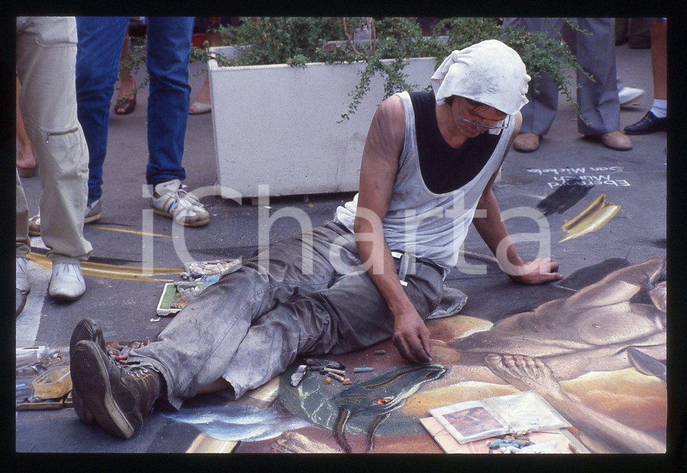 1990 ca MILANO - Madonnari in Piazza del DUOMO * 35 mm vintage slide 13  Diapositiva d'epoca, in formato 35 mm.CONDIZIONI: GOODE' severamente vietata la riproduzione. Tutti i diritti sono riservati. ICharta mette in vendita, sul negozio eBay e in esclusiva sul sito "icharta" il proprio archivio composto da numerose diapositive e negativi fotografici d'epoca, tutti originali e autentici, che attraversano la storia del costume italiano tra gli la fine degli anni Sessanta e Novanta.Si tratta di uno sguardo inedito sull'attualità, la politica, la vita quotidiana, il gossip e la cultura, che fotografa il cambiamento della nazione in quest'ultimo scorcio del XX secolo. Un'occasione unica per il mercato del collezionismo, che vede finalmente disponibile un archivio eccezionale per vastità, tematiche e condizioni, in un settore (il negativo fotografico e la diapositiva) di assoluta novità e dalle interessanti prospettive di investimento.  GOOD/buono   originale e autentica 1