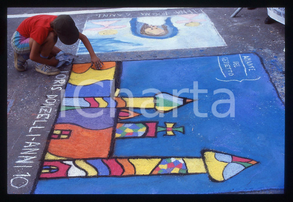 1990 ca MILANO - Madonnari in Piazza del DUOMO * 35 mm vintage slide 19  Diapositiva d'epoca, in formato 35 mm.CONDIZIONI: GOODE' severamente vietata la riproduzione. Tutti i diritti sono riservati. ICharta mette in vendita, sul negozio eBay e in esclusiva sul sito "icharta" il proprio archivio composto da numerose diapositive e negativi fotografici d'epoca, tutti originali e autentici, che attraversano la storia del costume italiano tra gli la fine degli anni Sessanta e Novanta.Si tratta di uno sguardo inedito sull'attualità, la politica, la vita quotidiana, il gossip e la cultura, che fotografa il cambiamento della nazione in quest'ultimo scorcio del XX secolo. Un'occasione unica per il mercato del collezionismo, che vede finalmente disponibile un archivio eccezionale per vastità, tematiche e condizioni, in un settore (il negativo fotografico e la diapositiva) di assoluta novità e dalle interessanti prospettive di investimento.  GOOD/buono   originale e autentica 1