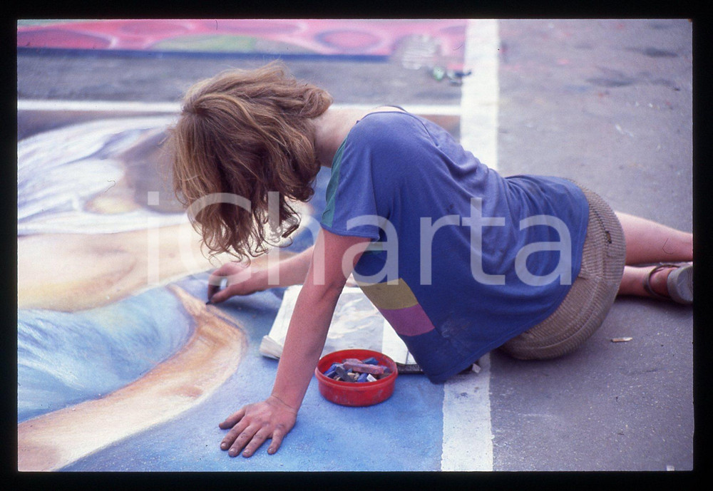 1990 ca MILANO - Madonnari in Piazza del DUOMO * 35 mm vintage slide 20  Diapositiva d'epoca, in formato 35 mm.CONDIZIONI: GOODE' severamente vietata la riproduzione. Tutti i diritti sono riservati.ICharta mette in vendita, sul negozio eBay e in esclusiva sul sito "icharta" il proprio archivio composto da numerose diapositive e negativi fotografici d'epoca, tutti originali e autentici, che attraversano la storia del costume italiano tra gli la fine degli anni Sessanta e Novanta.Si tratta di uno sguardo inedito sull'attualità, la politica, la vita quotidiana, il gossip e la cultura, che fotografa il cambiamento della nazione in quest'ultimo scorcio del XX secolo. Un'occasione unica per il mercato del collezionismo, che vede finalmente disponibile un archivio eccezionale per vastità, tematiche e condizioni, in un settore (il negativo fotografico e la diapositiva) di assoluta novità e dalle interessanti prospettive di investimento.  GOOD/buono   originale e autentica 1