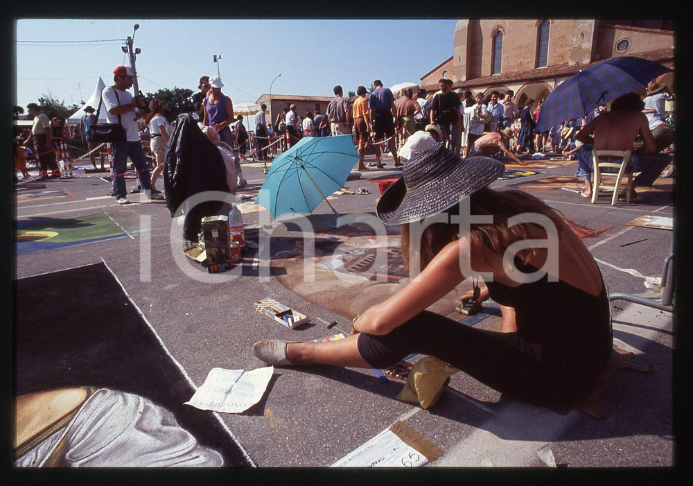 1991 CURTATONE Fiera delle Grazie - Madonnari * 35 mm vintage slide 21  Diapositiva d'epoca, in formato 35 mm.CONDIZIONI: GOODE' severamente vietata la riproduzione. Tutti i diritti sono riservati. ICharta mette in vendita, sul negozio eBay e in esclusiva sul sito "icharta" il proprio archivio composto da numerose diapositive e negativi fotografici d'epoca, tutti originali e autentici, che attraversano la storia del costume italiano tra gli la fine degli anni Sessanta e Novanta.Si tratta di uno sguardo inedito sull'attualità, la politica, la vita quotidiana, il gossip e la cultura, che fotografa il cambiamento della nazione in quest'ultimo scorcio del XX secolo. Un'occasione unica per il mercato del collezionismo, che vede finalmente disponibile un archivio eccezionale per vastità, tematiche e condizioni, in un settore (il negativo fotografico e la diapositiva) di assoluta novità e dalle interessanti prospettive di investimento.  GOOD/buono   originale e autentica 1