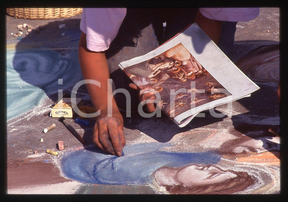1991 CURTATONE Fiera delle Grazie - Madonnari * 35 mm vintage slide 22  Diapositiva d'epoca, in formato 35 mm.CONDIZIONI: GOODE' severamente vietata la riproduzione. Tutti i diritti sono riservati. ICharta mette in vendita, sul negozio eBay e in esclusiva sul sito "icharta" il proprio archivio composto da numerose diapositive e negativi fotografici d'epoca, tutti originali e autentici, che attraversano la storia del costume italiano tra gli la fine degli anni Sessanta e Novanta.Si tratta di uno sguardo inedito sull'attualità, la politica, la vita quotidiana, il gossip e la cultura, che fotografa il cambiamento della nazione in quest'ultimo scorcio del XX secolo. Un'occasione unica per il mercato del collezionismo, che vede finalmente disponibile un archivio eccezionale per vastità, tematiche e condizioni, in un settore (il negativo fotografico e la diapositiva) di assoluta novità e dalle interessanti prospettive di investimento.  GOOD/buono   originale e autentica 1