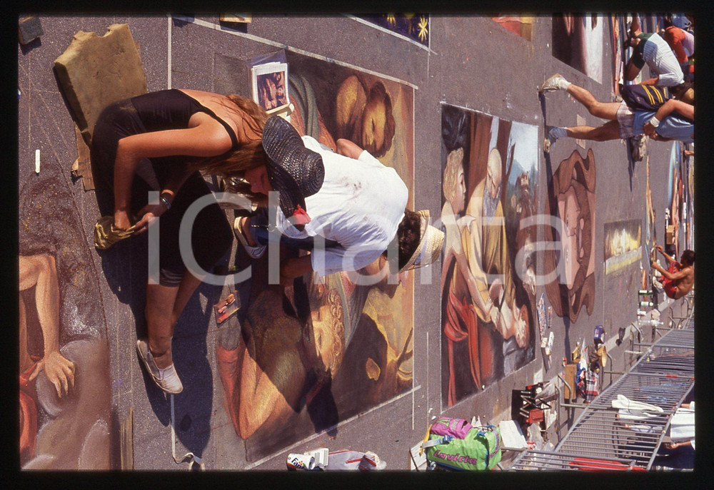 1991 CURTATONE Fiera delle Grazie - Madonnari * 35 mm vintage slide 23  Diapositiva d'epoca, in formato 35 mm.CONDIZIONI: GOODE' severamente vietata la riproduzione. Tutti i diritti sono riservati.ICharta mette in vendita, sul negozio eBay e in esclusiva sul sito "icharta" il proprio archivio composto da numerose diapositive e negativi fotografici d'epoca, tutti originali e autentici, che attraversano la storia del costume italiano tra gli la fine degli anni Sessanta e Novanta.Si tratta di uno sguardo inedito sull'attualità, la politica, la vita quotidiana, il gossip e la cultura, che fotografa il cambiamento della nazione in quest'ultimo scorcio del XX secolo. Un'occasione unica per il mercato del collezionismo, che vede finalmente disponibile un archivio eccezionale per vastità, tematiche e condizioni, in un settore (il negativo fotografico e la diapositiva) di assoluta novità e dalle interessanti prospettive di investimento.  GOOD/buono   originale e autentica 1