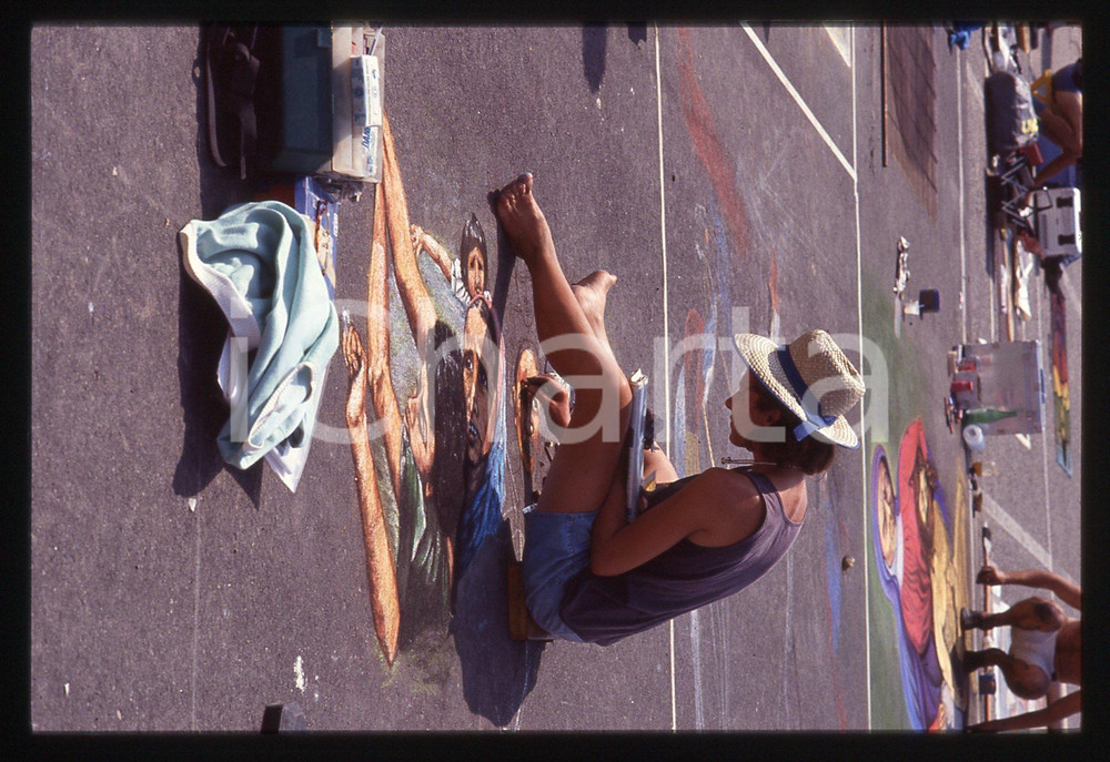 1991 CURTATONE Fiera delle Grazie - Madonnari * 35 mm vintage slide 25  Diapositiva d'epoca, in formato 35 mm.CONDIZIONI: GOODE' severamente vietata la riproduzione. Tutti i diritti sono riservati. ICharta mette in vendita, sul negozio eBay e in esclusiva sul sito "icharta" il proprio archivio composto da numerose diapositive e negativi fotografici d'epoca, tutti originali e autentici, che attraversano la storia del costume italiano tra gli la fine degli anni Sessanta e Novanta.Si tratta di uno sguardo inedito sull'attualità, la politica, la vita quotidiana, il gossip e la cultura, che fotografa il cambiamento della nazione in quest'ultimo scorcio del XX secolo. Un'occasione unica per il mercato del collezionismo, che vede finalmente disponibile un archivio eccezionale per vastità, tematiche e condizioni, in un settore (il negativo fotografico e la diapositiva) di assoluta novità e dalle interessanti prospettive di investimento.  GOOD/buono   originale e autentica 1