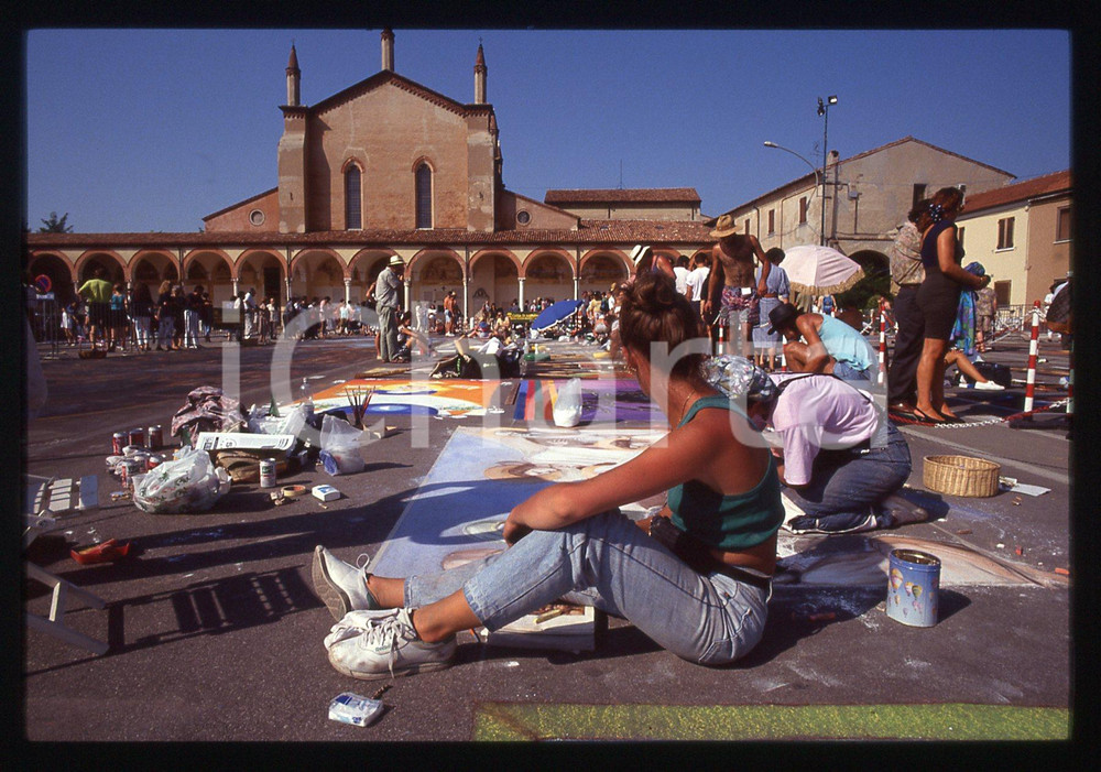 1991 CURTATONE Fiera delle Grazie - Madonnari * 35 mm vintage slide 26  Diapositiva d'epoca, in formato 35 mm.CONDIZIONI: GOODE' severamente vietata la riproduzione. Tutti i diritti sono riservati. ICharta mette in vendita, sul negozio eBay e in esclusiva sul sito "icharta" il proprio archivio composto da numerose diapositive e negativi fotografici d'epoca, tutti originali e autentici, che attraversano la storia del costume italiano tra gli la fine degli anni Sessanta e Novanta.Si tratta di uno sguardo inedito sull'attualità, la politica, la vita quotidiana, il gossip e la cultura, che fotografa il cambiamento della nazione in quest'ultimo scorcio del XX secolo. Un'occasione unica per il mercato del collezionismo, che vede finalmente disponibile un archivio eccezionale per vastità, tematiche e condizioni, in un settore (il negativo fotografico e la diapositiva) di assoluta novità e dalle interessanti prospettive di investimento.  GOOD/buono   originale e autentica 1