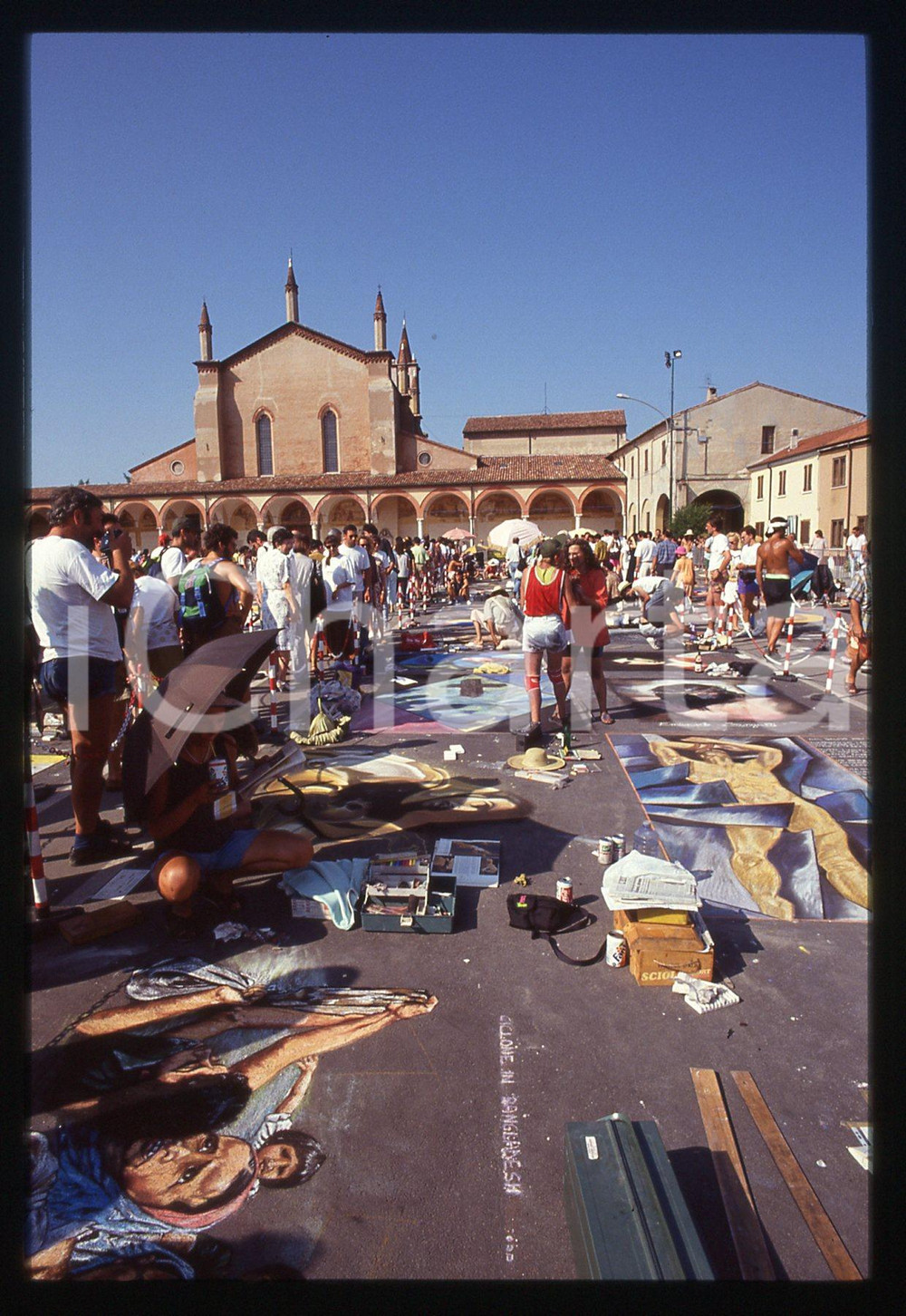 1991 CURTATONE Fiera delle Grazie - Madonnari * 35 mm vintage slide 27  Diapositiva d'epoca, in formato 35 mm.CONDIZIONI: GOODE' severamente vietata la riproduzione. Tutti i diritti sono riservati. ICharta mette in vendita, sul negozio eBay e in esclusiva sul sito "icharta" il proprio archivio composto da numerose diapositive e negativi fotografici d'epoca, tutti originali e autentici, che attraversano la storia del costume italiano tra gli la fine degli anni Sessanta e Novanta.Si tratta di uno sguardo inedito sull'attualità, la politica, la vita quotidiana, il gossip e la cultura, che fotografa il cambiamento della nazione in quest'ultimo scorcio del XX secolo. Un'occasione unica per il mercato del collezionismo, che vede finalmente disponibile un archivio eccezionale per vastità, tematiche e condizioni, in un settore (il negativo fotografico e la diapositiva) di assoluta novità e dalle interessanti prospettive di investimento.  GOOD/buono   originale e autentica 1