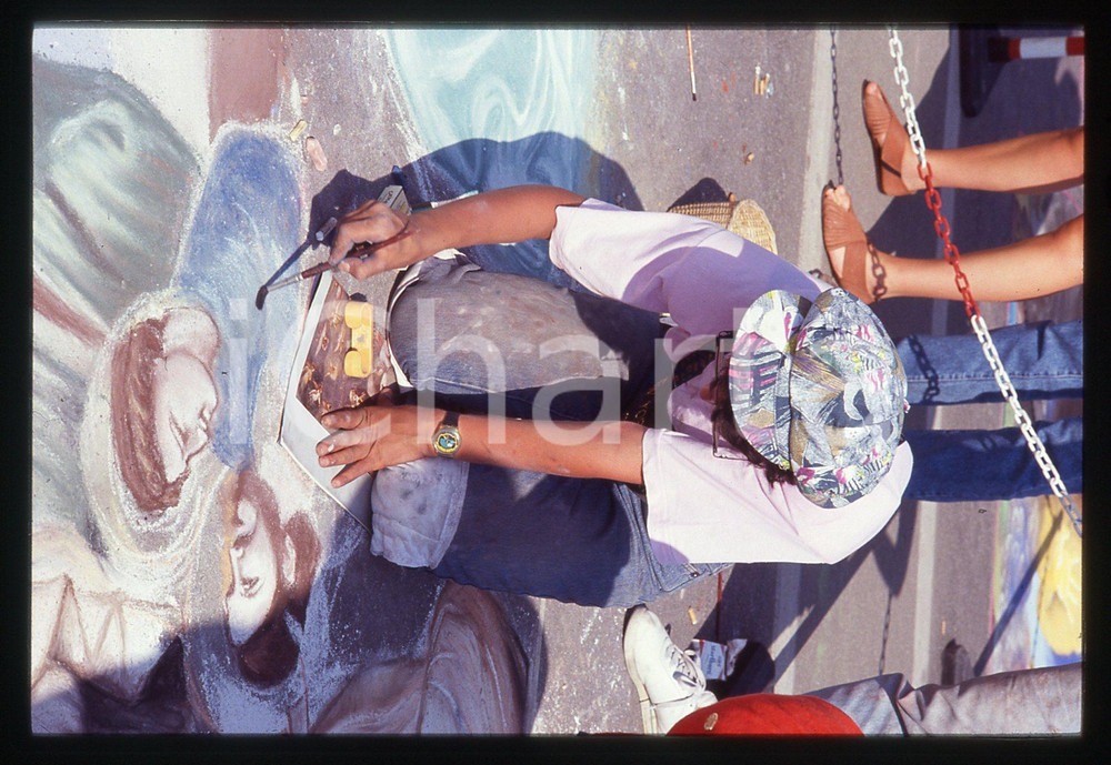 1991 CURTATONE Fiera delle Grazie - Madonnari * 35 mm vintage slide 29  Diapositiva d'epoca, in formato 35 mm.CONDIZIONI: GOODE' severamente vietata la riproduzione. Tutti i diritti sono riservati.Nella diapositiva ICharta mette in vendita, sul negozio eBay e in esclusiva sul sito "icharta" il proprio archivio composto da numerose diapositive e negativi fotografici d'epoca, tutti originali e autentici, che attraversano la storia del costume italiano tra gli la fine degli anni Sessanta e Novanta.Si tratta di uno sguardo inedito sull'attualit&agrave;, la politica, la vita quotidiana, il gossip e la cultura, che fotografa il cambiamento della nazione in quest'ultimo scorcio del XX secolo. Un'occasione unica per il mercato del collezionismo, che vede finalmente disponibile un archivio eccezionale per vastit&agrave;, tematiche e condizioni, in un settore (il negativo fotografico e la diapositiva) di assoluta novit&agrave; e dalle interessanti prospettive di investimento.  GOOD/buono   originale e autentica 1