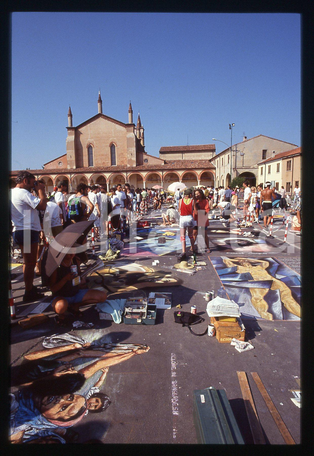 1991 CURTATONE Fiera delle Grazie - Madonnari * 35 mm vintage slide 30  Diapositiva d'epoca, in formato 35 mm.CONDIZIONI: GOODE' severamente vietata la riproduzione. Tutti i diritti sono riservati. ICharta mette in vendita, sul negozio eBay e in esclusiva sul sito "icharta" il proprio archivio composto da numerose diapositive e negativi fotografici d'epoca, tutti originali e autentici, che attraversano la storia del costume italiano tra gli la fine degli anni Sessanta e Novanta.Si tratta di uno sguardo inedito sull'attualità, la politica, la vita quotidiana, il gossip e la cultura, che fotografa il cambiamento della nazione in quest'ultimo scorcio del XX secolo. Un'occasione unica per il mercato del collezionismo, che vede finalmente disponibile un archivio eccezionale per vastità, tematiche e condizioni, in un settore (il negativo fotografico e la diapositiva) di assoluta novità e dalle interessanti prospettive di investimento.  GOOD/buono   originale e autentica 1