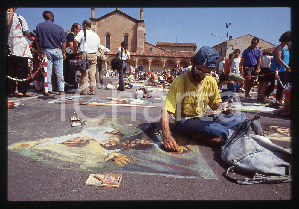 1991 CURTATONE Fiera delle Grazie - Madonnari * 35 mm vintage slide 43  Diapositiva d'epoca, in formato 35 mm.CONDIZIONI: GOODE' severamente vietata la riproduzione. Tutti i diritti sono riservati.Nella diapositiva ICharta mette in vendita, sul negozio eBay e in esclusiva sul sito "icharta" il proprio archivio composto da numerose diapositive e negativi fotografici d'epoca, tutti originali e autentici, che attraversano la storia del costume italiano tra gli la fine degli anni Sessanta e Novanta.Si tratta di uno sguardo inedito sull'attualit&agrave;, la politica, la vita quotidiana, il gossip e la cultura, che fotografa il cambiamento della nazione in quest'ultimo scorcio del XX secolo. Un'occasione unica per il mercato del collezionismo, che vede finalmente disponibile un archivio eccezionale per vastit&agrave;, tematiche e condizioni, in un settore (il negativo fotografico e la diapositiva) di assoluta novit&agrave; e dalle interessanti prospettive di investimento.  GOOD/buono   originale e autentica 1