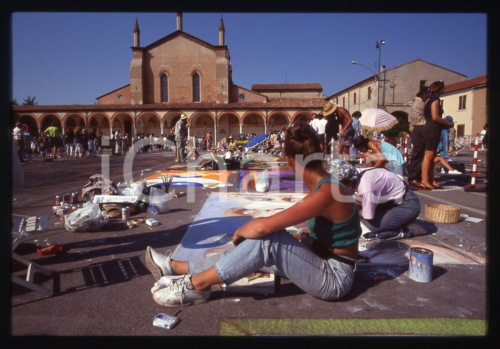 1991 CURTATONE Fiera delle Grazie - Madonnari * 35 mm vintage slide 46  Diapositiva d'epoca, in formato 35 mm.CONDIZIONI: GOODE' severamente vietata la riproduzione. Tutti i diritti sono riservati.ICharta mette in vendita, sul negozio eBay e in esclusiva sul sito "icharta" il proprio archivio composto da numerose diapositive e negativi fotografici d'epoca, tutti originali e autentici, che attraversano la storia del costume italiano tra gli la fine degli anni Sessanta e Novanta.Si tratta di uno sguardo inedito sull'attualità, la politica, la vita quotidiana, il gossip e la cultura, che fotografa il cambiamento della nazione in quest'ultimo scorcio del XX secolo. Un'occasione unica per il mercato del collezionismo, che vede finalmente disponibile un archivio eccezionale per vastità, tematiche e condizioni, in un settore (il negativo fotografico e la diapositiva) di assoluta novità e dalle interessanti prospettive di investimento.  GOOD/buono   originale e autentica 1