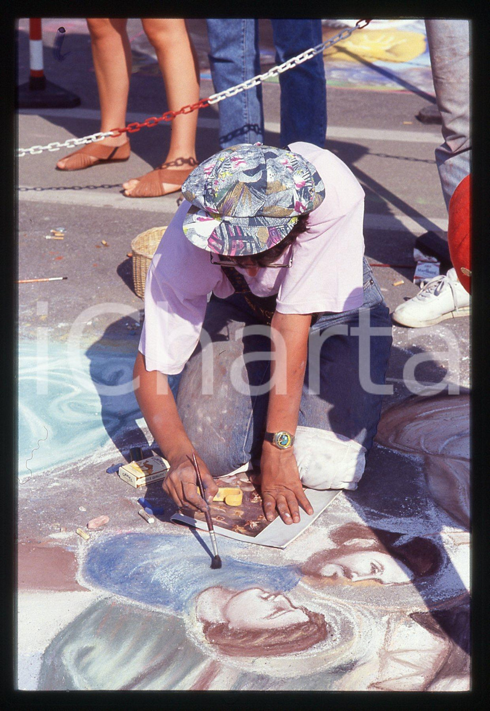 1991 CURTATONE Fiera delle Grazie - Madonnari * 35 mm vintage slide 48  Diapositiva d'epoca, in formato 35 mm.CONDIZIONI: GOODE' severamente vietata la riproduzione. Tutti i diritti sono riservati.ICharta mette in vendita, sul negozio eBay e in esclusiva sul sito "icharta" il proprio archivio composto da numerose diapositive e negativi fotografici d'epoca, tutti originali e autentici, che attraversano la storia del costume italiano tra gli la fine degli anni Sessanta e Novanta.Si tratta di uno sguardo inedito sull'attualità, la politica, la vita quotidiana, il gossip e la cultura, che fotografa il cambiamento della nazione in quest'ultimo scorcio del XX secolo. Un'occasione unica per il mercato del collezionismo, che vede finalmente disponibile un archivio eccezionale per vastità, tematiche e condizioni, in un settore (il negativo fotografico e la diapositiva) di assoluta novità e dalle interessanti prospettive di investimento.  GOOD/buono   originale e autentica 1
