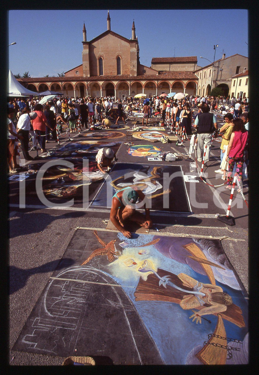 1991 CURTATONE Fiera delle Grazie - Madonnari * 35 mm vintage slide 52  Diapositiva d'epoca, in formato 35 mm.CONDIZIONI: GOODE' severamente vietata la riproduzione. Tutti i diritti sono riservati.ICharta mette in vendita, sul negozio eBay e in esclusiva sul sito "icharta" il proprio archivio composto da numerose diapositive e negativi fotografici d'epoca, tutti originali e autentici, che attraversano la storia del costume italiano tra gli la fine degli anni Sessanta e Novanta.Si tratta di uno sguardo inedito sull'attualità, la politica, la vita quotidiana, il gossip e la cultura, che fotografa il cambiamento della nazione in quest'ultimo scorcio del XX secolo. Un'occasione unica per il mercato del collezionismo, che vede finalmente disponibile un archivio eccezionale per vastità, tematiche e condizioni, in un settore (il negativo fotografico e la diapositiva) di assoluta novità e dalle interessanti prospettive di investimento.  GOOD/buono   originale e autentica 1