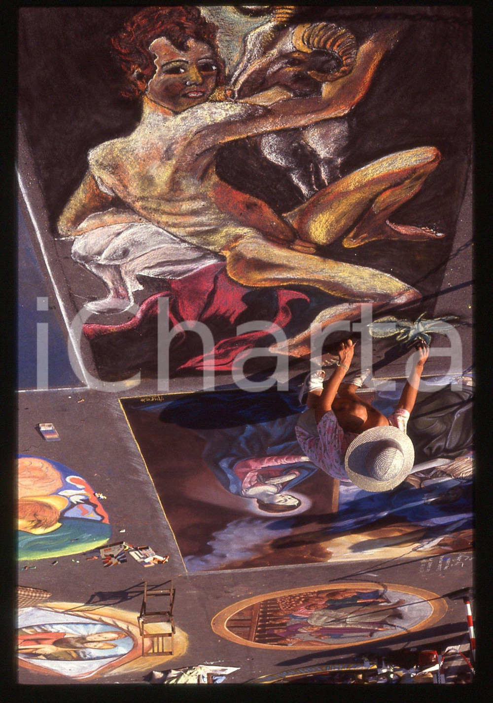 1991 CURTATONE Fiera delle Grazie - Madonnari * 35 mm vintage slide 53  Diapositiva d'epoca, in formato 35 mm.CONDIZIONI: GOODE' severamente vietata la riproduzione. Tutti i diritti sono riservati.ICharta mette in vendita, sul negozio eBay e in esclusiva sul sito "icharta" il proprio archivio composto da numerose diapositive e negativi fotografici d'epoca, tutti originali e autentici, che attraversano la storia del costume italiano tra gli la fine degli anni Sessanta e Novanta.Si tratta di uno sguardo inedito sull'attualità, la politica, la vita quotidiana, il gossip e la cultura, che fotografa il cambiamento della nazione in quest'ultimo scorcio del XX secolo. Un'occasione unica per il mercato del collezionismo, che vede finalmente disponibile un archivio eccezionale per vastità, tematiche e condizioni, in un settore (il negativo fotografico e la diapositiva) di assoluta novità e dalle interessanti prospettive di investimento.  GOOD/buono   originale e autentica 1
