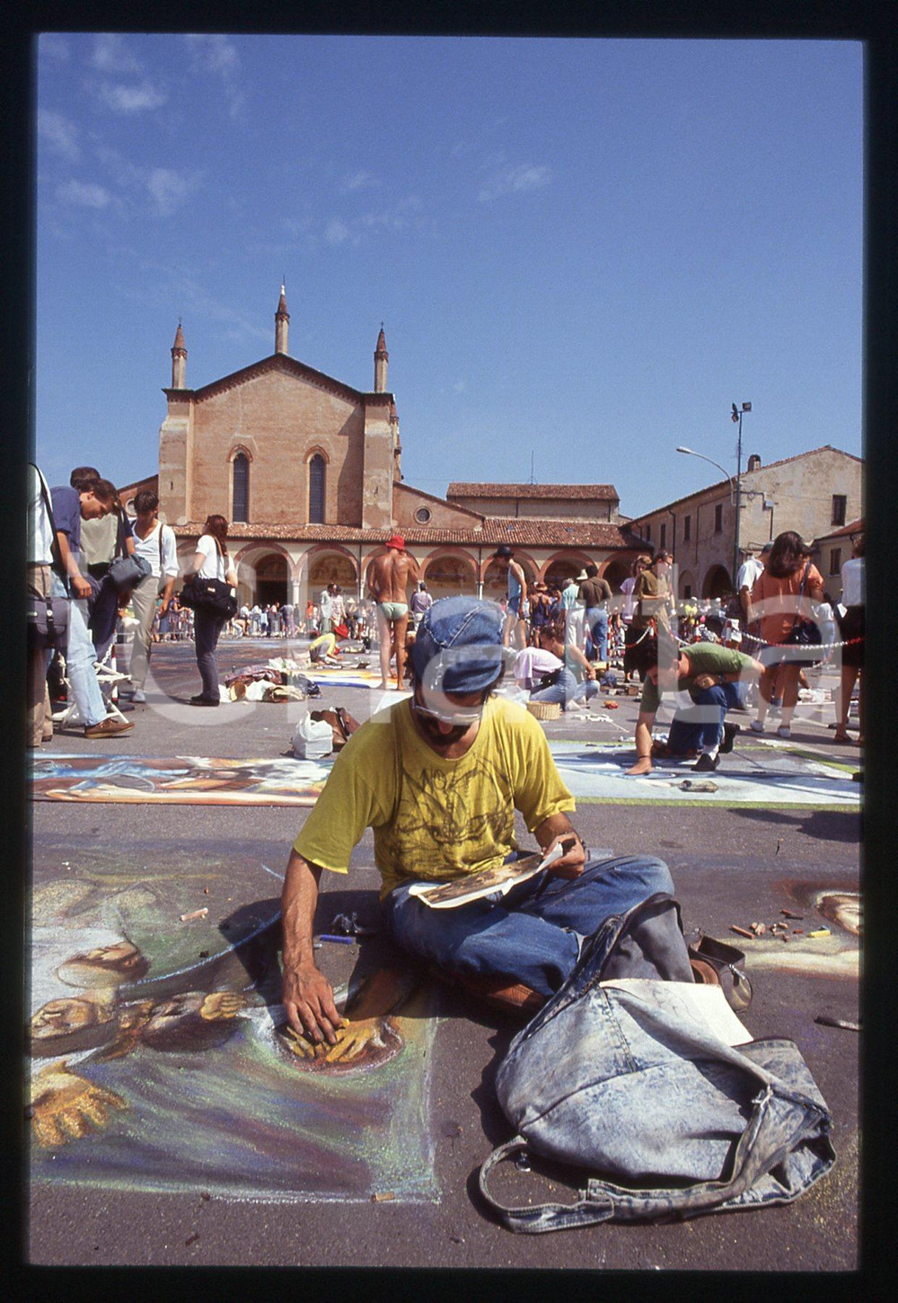 1991 CURTATONE Fiera delle Grazie - Madonnari * 35 mm vintage slide 55  Diapositiva d'epoca, in formato 35 mm.CONDIZIONI: GOODE' severamente vietata la riproduzione. Tutti i diritti sono riservati.ICharta mette in vendita, sul negozio eBay e in esclusiva sul sito "icharta" il proprio archivio composto da numerose diapositive e negativi fotografici d'epoca, tutti originali e autentici, che attraversano la storia del costume italiano tra gli la fine degli anni Sessanta e Novanta.Si tratta di uno sguardo inedito sull'attualità, la politica, la vita quotidiana, il gossip e la cultura, che fotografa il cambiamento della nazione in quest'ultimo scorcio del XX secolo. Un'occasione unica per il mercato del collezionismo, che vede finalmente disponibile un archivio eccezionale per vastità, tematiche e condizioni, in un settore (il negativo fotografico e la diapositiva) di assoluta novità e dalle interessanti prospettive di investimento.  GOOD/buono   originale e autentica 1