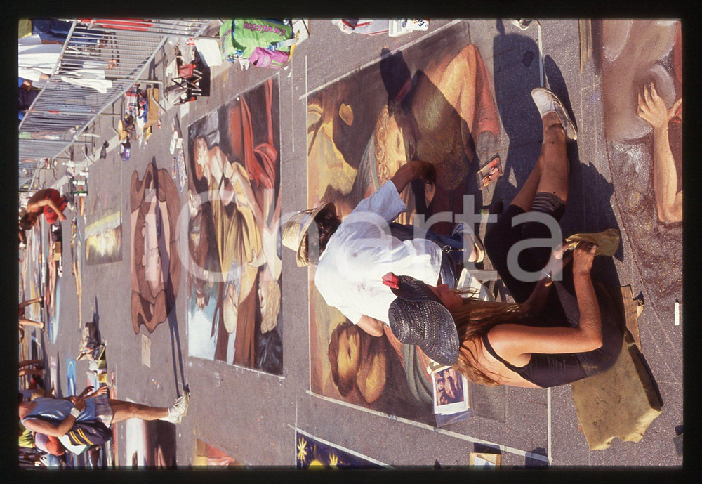 1991 CURTATONE Fiera delle Grazie - Madonnari * 35 mm vintage slide 56  Diapositiva d'epoca, in formato 35 mm.CONDIZIONI: GOODE' severamente vietata la riproduzione. Tutti i diritti sono riservati.ICharta mette in vendita, sul negozio eBay e in esclusiva sul sito "icharta" il proprio archivio composto da numerose diapositive e negativi fotografici d'epoca, tutti originali e autentici, che attraversano la storia del costume italiano tra gli la fine degli anni Sessanta e Novanta.Si tratta di uno sguardo inedito sull'attualità, la politica, la vita quotidiana, il gossip e la cultura, che fotografa il cambiamento della nazione in quest'ultimo scorcio del XX secolo. Un'occasione unica per il mercato del collezionismo, che vede finalmente disponibile un archivio eccezionale per vastità, tematiche e condizioni, in un settore (il negativo fotografico e la diapositiva) di assoluta novità e dalle interessanti prospettive di investimento.  GOOD/buono   originale e autentica 1