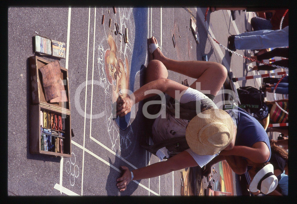 1991 CURTATONE Fiera delle Grazie - Madonnari * 35 mm vintage slide 59  Diapositiva d'epoca, in formato 35 mm.CONDIZIONI: GOODE' severamente vietata la riproduzione. Tutti i diritti sono riservati.ICharta mette in vendita, sul negozio eBay e in esclusiva sul sito "icharta" il proprio archivio composto da numerose diapositive e negativi fotografici d'epoca, tutti originali e autentici, che attraversano la storia del costume italiano tra gli la fine degli anni Sessanta e Novanta.Si tratta di uno sguardo inedito sull'attualità, la politica, la vita quotidiana, il gossip e la cultura, che fotografa il cambiamento della nazione in quest'ultimo scorcio del XX secolo. Un'occasione unica per il mercato del collezionismo, che vede finalmente disponibile un archivio eccezionale per vastità, tematiche e condizioni, in un settore (il negativo fotografico e la diapositiva) di assoluta novità e dalle interessanti prospettive di investimento.  GOOD/buono   originale e autentica 1