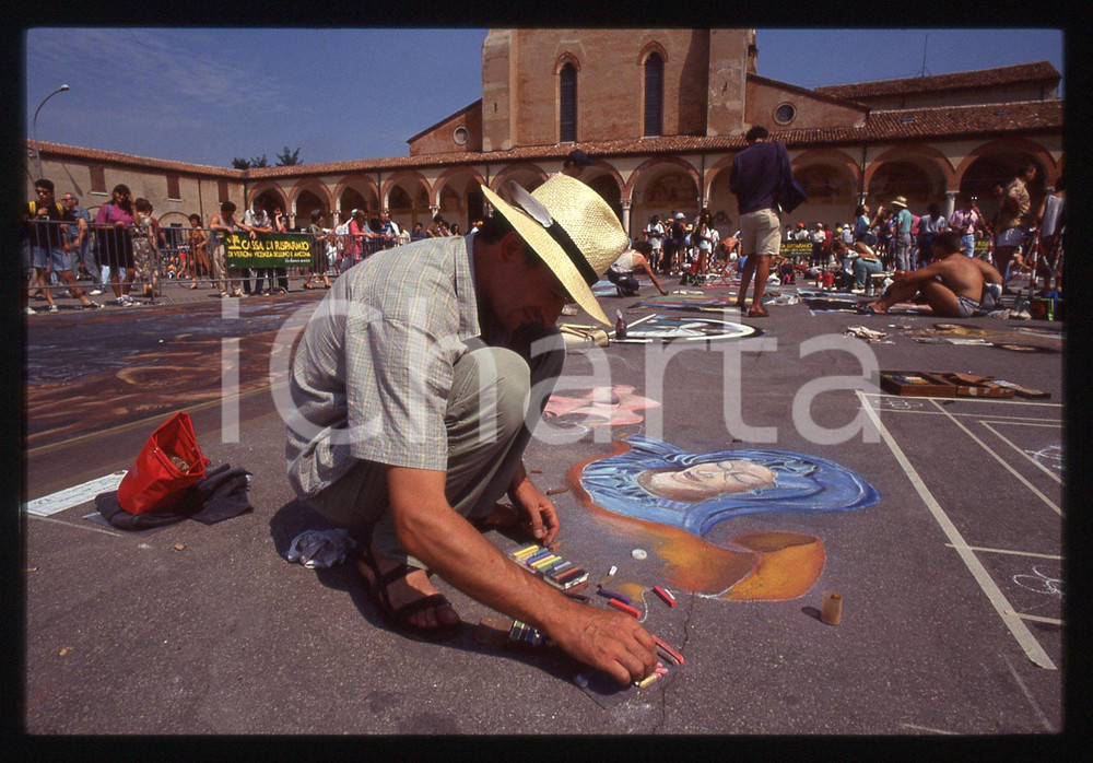 1991 CURTATONE Fiera delle Grazie - Madonnari * 35 mm vintage slide 60  Diapositiva d'epoca, in formato 35 mm.CONDIZIONI: GOODE' severamente vietata la riproduzione. Tutti i diritti sono riservati.ICharta mette in vendita, sul negozio eBay e in esclusiva sul sito "icharta" il proprio archivio composto da numerose diapositive e negativi fotografici d'epoca, tutti originali e autentici, che attraversano la storia del costume italiano tra gli la fine degli anni Sessanta e Novanta.Si tratta di uno sguardo inedito sull'attualità, la politica, la vita quotidiana, il gossip e la cultura, che fotografa il cambiamento della nazione in quest'ultimo scorcio del XX secolo. Un'occasione unica per il mercato del collezionismo, che vede finalmente disponibile un archivio eccezionale per vastità, tematiche e condizioni, in un settore (il negativo fotografico e la diapositiva) di assoluta novità e dalle interessanti prospettive di investimento.  GOOD/buono   originale e autentica 1