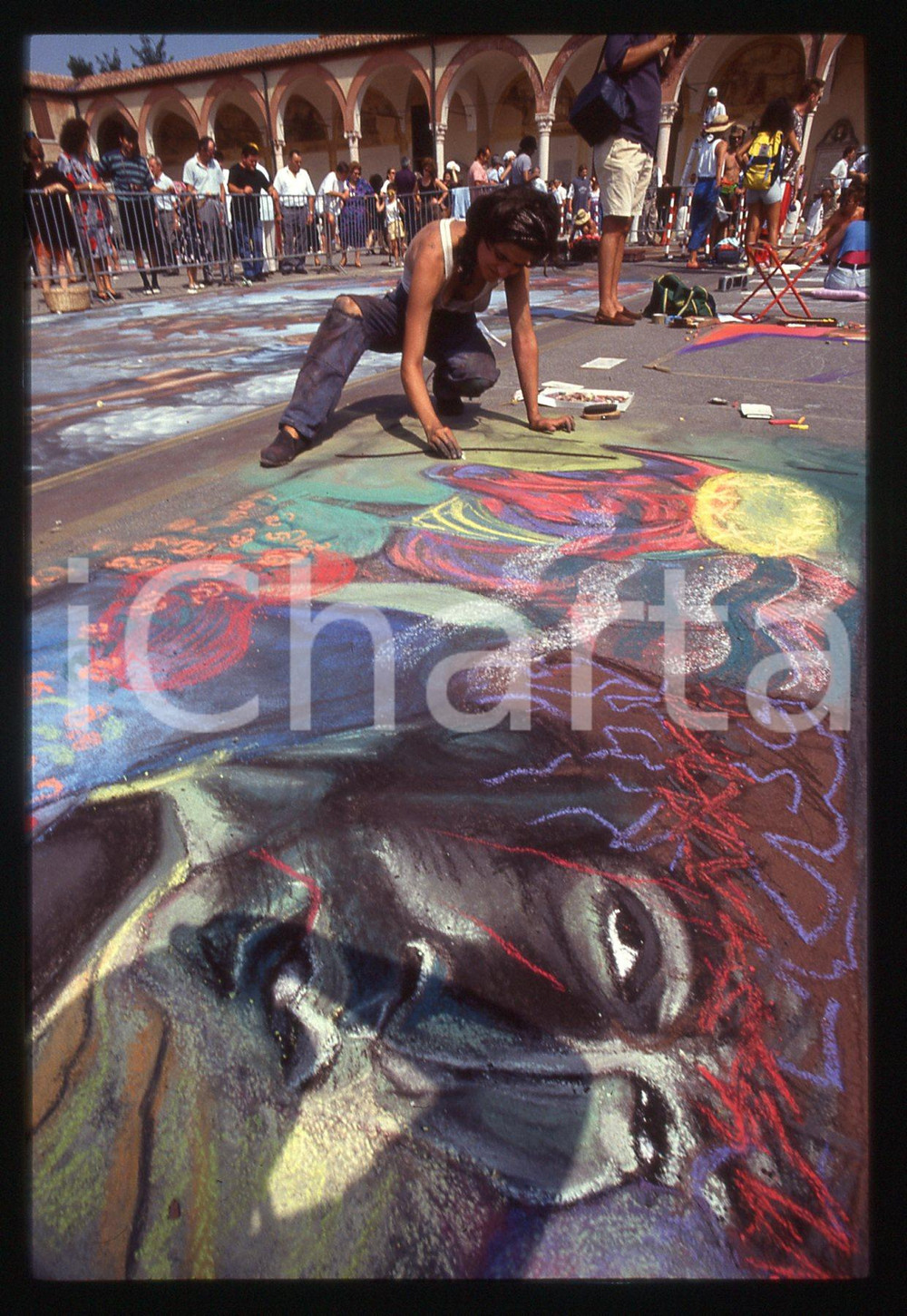 1991 CURTATONE Fiera delle Grazie - Madonnari * 35 mm vintage slide 61  Diapositiva d'epoca, in formato 35 mm.CONDIZIONI: GOODE' severamente vietata la riproduzione. Tutti i diritti sono riservati.ICharta mette in vendita, sul negozio eBay e in esclusiva sul sito "icharta" il proprio archivio composto da numerose diapositive e negativi fotografici d'epoca, tutti originali e autentici, che attraversano la storia del costume italiano tra gli la fine degli anni Sessanta e Novanta.Si tratta di uno sguardo inedito sull'attualità, la politica, la vita quotidiana, il gossip e la cultura, che fotografa il cambiamento della nazione in quest'ultimo scorcio del XX secolo. Un'occasione unica per il mercato del collezionismo, che vede finalmente disponibile un archivio eccezionale per vastità, tematiche e condizioni, in un settore (il negativo fotografico e la diapositiva) di assoluta novità e dalle interessanti prospettive di investimento.  GOOD/buono   originale e autentica 1