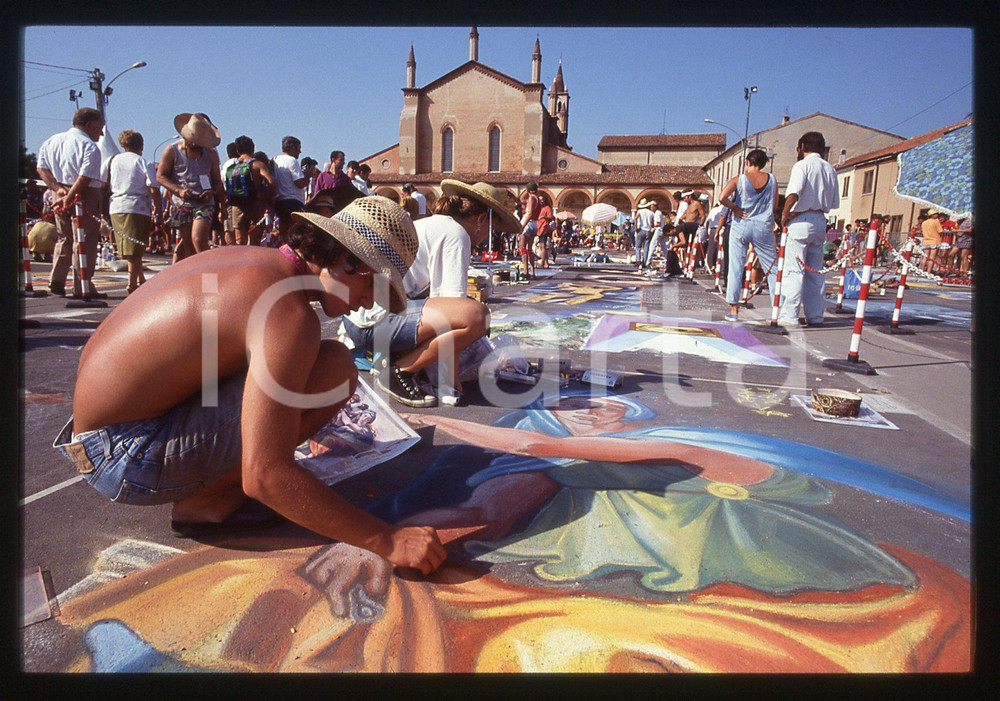 1991 CURTATONE Fiera delle Grazie - Madonnari * 35 mm vintage slide 62  Diapositiva d'epoca, in formato 35 mm.CONDIZIONI: GOODE' severamente vietata la riproduzione. Tutti i diritti sono riservati.ICharta mette in vendita, sul negozio eBay e in esclusiva sul sito "icharta" il proprio archivio composto da numerose diapositive e negativi fotografici d'epoca, tutti originali e autentici, che attraversano la storia del costume italiano tra gli la fine degli anni Sessanta e Novanta.Si tratta di uno sguardo inedito sull'attualità, la politica, la vita quotidiana, il gossip e la cultura, che fotografa il cambiamento della nazione in quest'ultimo scorcio del XX secolo. Un'occasione unica per il mercato del collezionismo, che vede finalmente disponibile un archivio eccezionale per vastità, tematiche e condizioni, in un settore (il negativo fotografico e la diapositiva) di assoluta novità e dalle interessanti prospettive di investimento.  GOOD/buono   originale e autentica 1