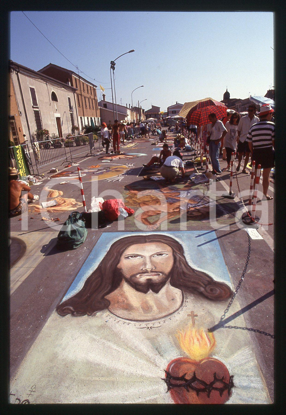 1991 CURTATONE Fiera delle Grazie - Madonnari * 35 mm vintage slide 64  Diapositiva d'epoca, in formato 35 mm.CONDIZIONI: GOODE' severamente vietata la riproduzione. Tutti i diritti sono riservati.ICharta mette in vendita, sul negozio eBay e in esclusiva sul sito "icharta" il proprio archivio composto da numerose diapositive e negativi fotografici d'epoca, tutti originali e autentici, che attraversano la storia del costume italiano tra gli la fine degli anni Sessanta e Novanta.Si tratta di uno sguardo inedito sull'attualità, la politica, la vita quotidiana, il gossip e la cultura, che fotografa il cambiamento della nazione in quest'ultimo scorcio del XX secolo. Un'occasione unica per il mercato del collezionismo, che vede finalmente disponibile un archivio eccezionale per vastità, tematiche e condizioni, in un settore (il negativo fotografico e la diapositiva) di assoluta novità e dalle interessanti prospettive di investimento.  GOOD/buono   originale e autentica 1