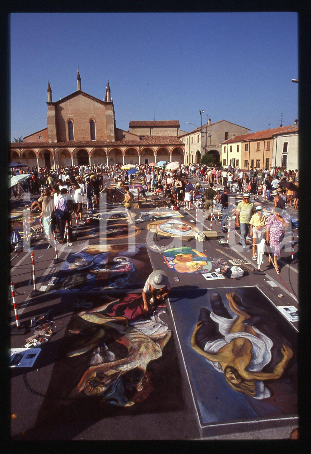 1991 CURTATONE Fiera delle Grazie - Madonnari * 35 mm vintage slide 65  Diapositiva d'epoca, in formato 35 mm.CONDIZIONI: GOODE' severamente vietata la riproduzione. Tutti i diritti sono riservati. ICharta mette in vendita, sul negozio eBay e in esclusiva sul sito "icharta" il proprio archivio composto da numerose diapositive e negativi fotografici d'epoca, tutti originali e autentici, che attraversano la storia del costume italiano tra gli la fine degli anni Sessanta e Novanta.Si tratta di uno sguardo inedito sull'attualità, la politica, la vita quotidiana, il gossip e la cultura, che fotografa il cambiamento della nazione in quest'ultimo scorcio del XX secolo. Un'occasione unica per il mercato del collezionismo, che vede finalmente disponibile un archivio eccezionale per vastità, tematiche e condizioni, in un settore (il negativo fotografico e la diapositiva) di assoluta novità e dalle interessanti prospettive di investimento.  GOOD/buono   originale e autentica 1