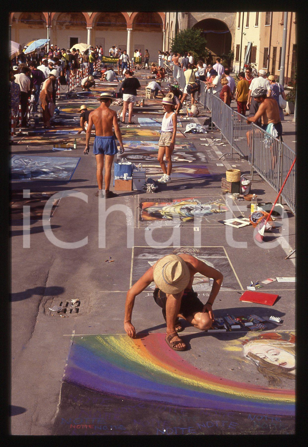 1991 CURTATONE Fiera delle Grazie - Madonnari * 35 mm vintage slide 66  Diapositiva d'epoca, in formato 35 mm.CONDIZIONI: GOODE' severamente vietata la riproduzione. Tutti i diritti sono riservati. ICharta mette in vendita, sul negozio eBay e in esclusiva sul sito "icharta" il proprio archivio composto da numerose diapositive e negativi fotografici d'epoca, tutti originali e autentici, che attraversano la storia del costume italiano tra gli la fine degli anni Sessanta e Novanta.Si tratta di uno sguardo inedito sull'attualità, la politica, la vita quotidiana, il gossip e la cultura, che fotografa il cambiamento della nazione in quest'ultimo scorcio del XX secolo. Un'occasione unica per il mercato del collezionismo, che vede finalmente disponibile un archivio eccezionale per vastità, tematiche e condizioni, in un settore (il negativo fotografico e la diapositiva) di assoluta novità e dalle interessanti prospettive di investimento.  GOOD/buono   originale e autentica 1