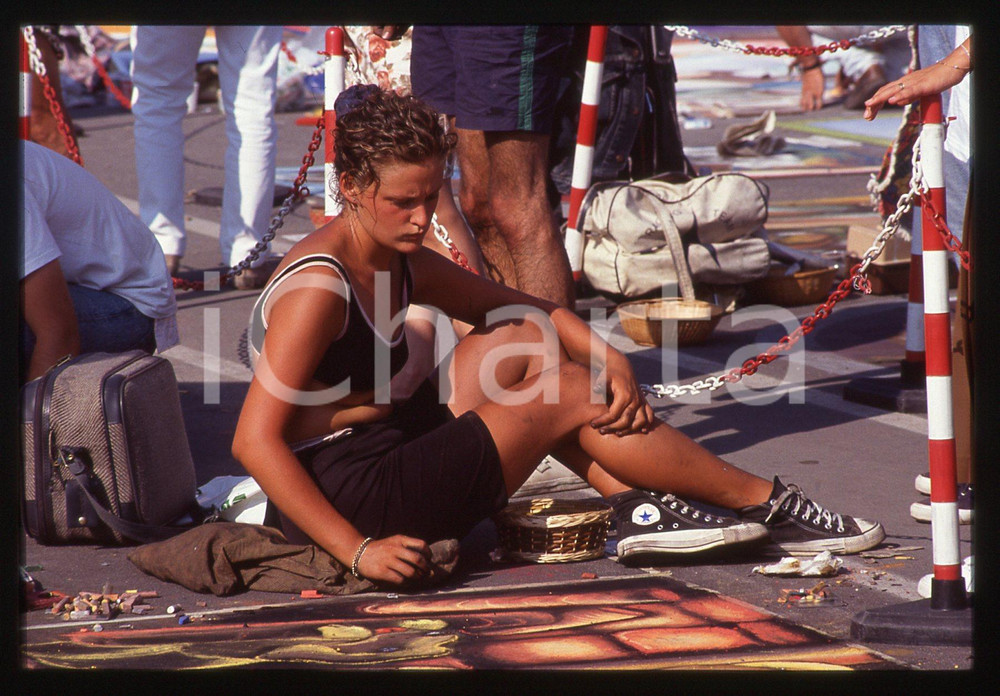 1991 CURTATONE Fiera delle Grazie - Madonnari * 35 mm vintage slide 68  Diapositiva d'epoca, in formato 35 mm.CONDIZIONI: GOODE' severamente vietata la riproduzione. Tutti i diritti sono riservati. ICharta mette in vendita, sul negozio eBay e in esclusiva sul sito "icharta" il proprio archivio composto da numerose diapositive e negativi fotografici d'epoca, tutti originali e autentici, che attraversano la storia del costume italiano tra gli la fine degli anni Sessanta e Novanta.Si tratta di uno sguardo inedito sull'attualità, la politica, la vita quotidiana, il gossip e la cultura, che fotografa il cambiamento della nazione in quest'ultimo scorcio del XX secolo. Un'occasione unica per il mercato del collezionismo, che vede finalmente disponibile un archivio eccezionale per vastità, tematiche e condizioni, in un settore (il negativo fotografico e la diapositiva) di assoluta novità e dalle interessanti prospettive di investimento.  GOOD/buono   originale e autentica 1