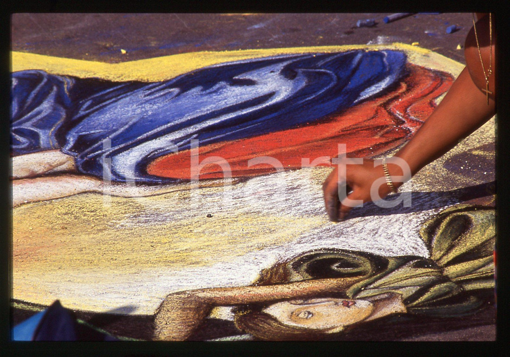 1991 CURTATONE Fiera delle Grazie - Madonnari * 35 mm vintage slide 69  Diapositiva d'epoca, in formato 35 mm.CONDIZIONI: GOODE' severamente vietata la riproduzione. Tutti i diritti sono riservati.ICharta mette in vendita, sul negozio eBay e in esclusiva sul sito "icharta" il proprio archivio composto da numerose diapositive e negativi fotografici d'epoca, tutti originali e autentici, che attraversano la storia del costume italiano tra gli la fine degli anni Sessanta e Novanta.Si tratta di uno sguardo inedito sull'attualità, la politica, la vita quotidiana, il gossip e la cultura, che fotografa il cambiamento della nazione in quest'ultimo scorcio del XX secolo. Un'occasione unica per il mercato del collezionismo, che vede finalmente disponibile un archivio eccezionale per vastità, tematiche e condizioni, in un settore (il negativo fotografico e la diapositiva) di assoluta novità e dalle interessanti prospettive di investimento.  GOOD/buono   originale e autentica 1