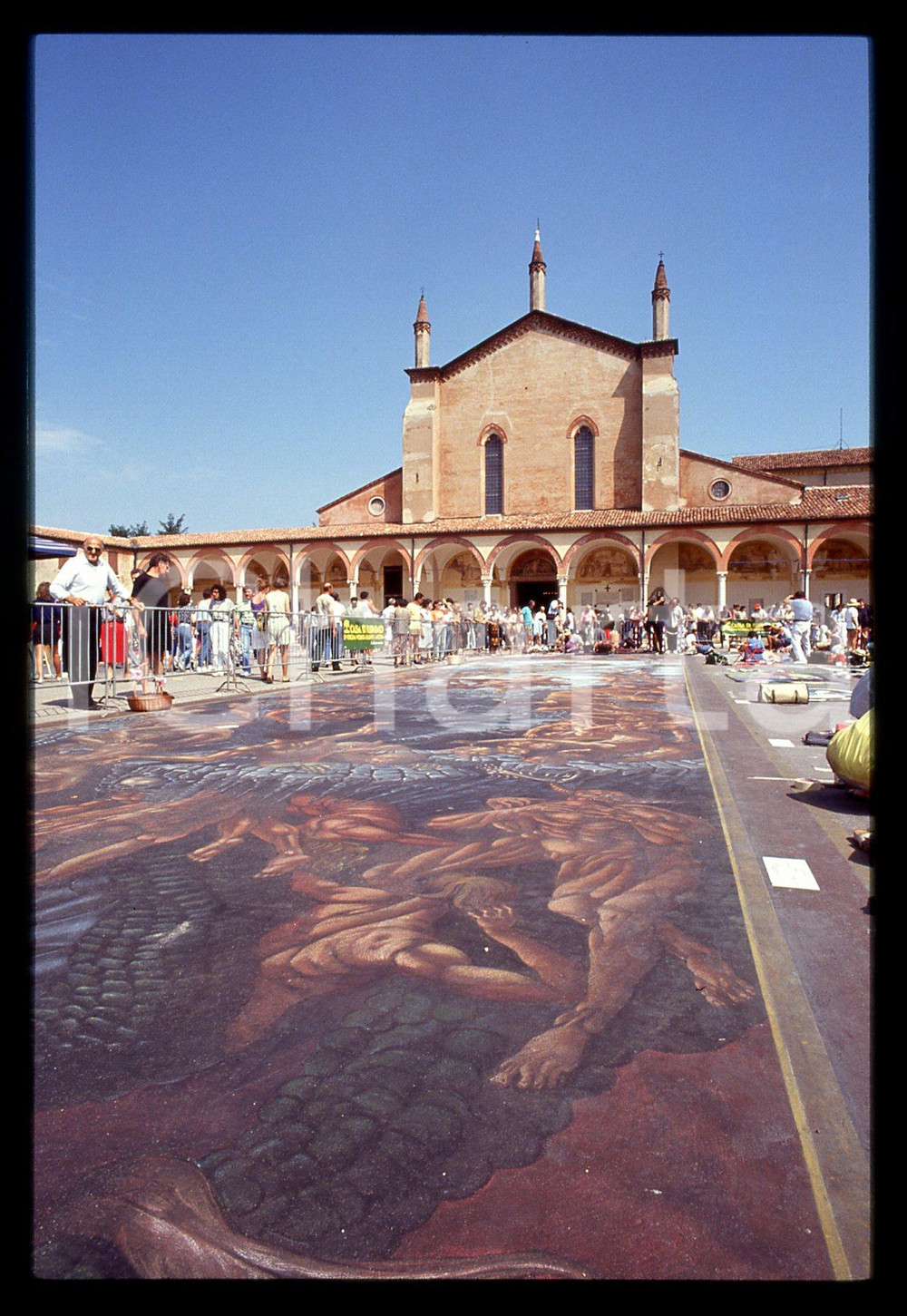 1991 CURTATONE Fiera delle Grazie - Madonnari * 35 mm vintage slide 71  Diapositiva d'epoca, in formato 35 mm.CONDIZIONI: GOODE' severamente vietata la riproduzione. Tutti i diritti sono riservati.ICharta mette in vendita, sul negozio eBay e in esclusiva sul sito "icharta" il proprio archivio composto da numerose diapositive e negativi fotografici d'epoca, tutti originali e autentici, che attraversano la storia del costume italiano tra gli la fine degli anni Sessanta e Novanta.Si tratta di uno sguardo inedito sull'attualità, la politica, la vita quotidiana, il gossip e la cultura, che fotografa il cambiamento della nazione in quest'ultimo scorcio del XX secolo. Un'occasione unica per il mercato del collezionismo, che vede finalmente disponibile un archivio eccezionale per vastità, tematiche e condizioni, in un settore (il negativo fotografico e la diapositiva) di assoluta novità e dalle interessanti prospettive di investimento.  GOOD/buono   originale e autentica 1