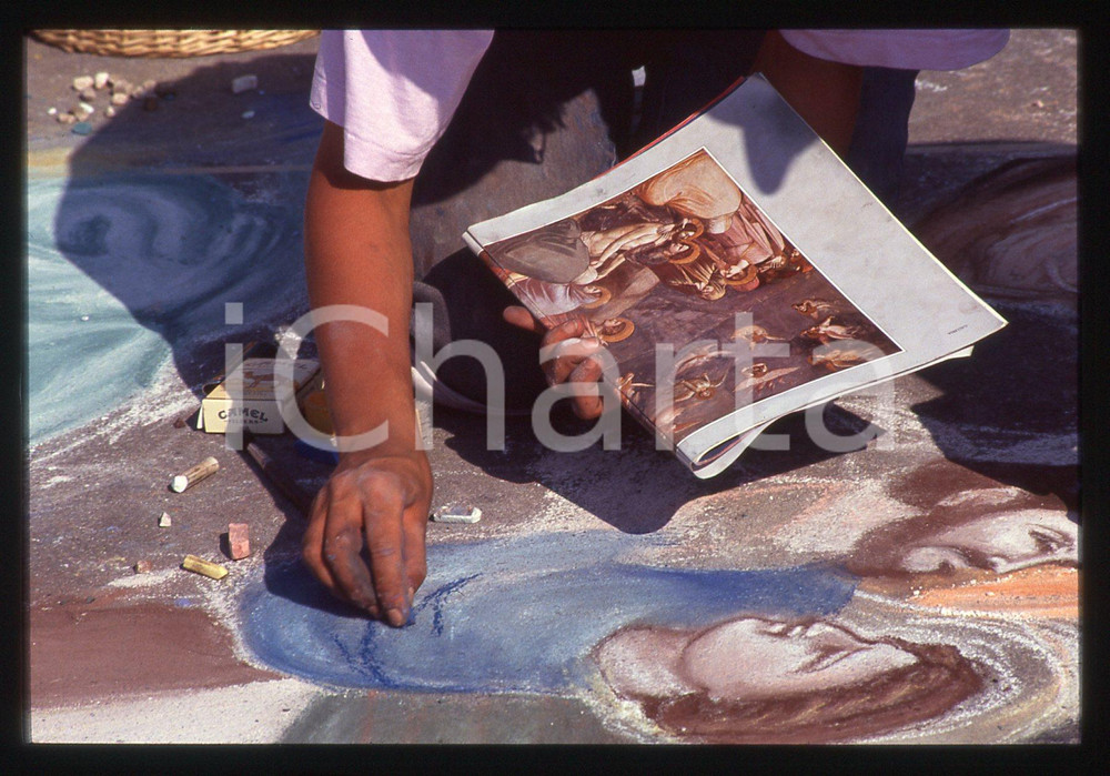 1991 CURTATONE Fiera delle Grazie - Madonnari * 35 mm vintage slide 72  Diapositiva d'epoca, in formato 35 mm.CONDIZIONI: GOODE' severamente vietata la riproduzione. Tutti i diritti sono riservati.ICharta mette in vendita, sul negozio eBay e in esclusiva sul sito "icharta" il proprio archivio composto da numerose diapositive e negativi fotografici d'epoca, tutti originali e autentici, che attraversano la storia del costume italiano tra gli la fine degli anni Sessanta e Novanta.Si tratta di uno sguardo inedito sull'attualità, la politica, la vita quotidiana, il gossip e la cultura, che fotografa il cambiamento della nazione in quest'ultimo scorcio del XX secolo. Un'occasione unica per il mercato del collezionismo, che vede finalmente disponibile un archivio eccezionale per vastità, tematiche e condizioni, in un settore (il negativo fotografico e la diapositiva) di assoluta novità e dalle interessanti prospettive di investimento.  GOOD/buono   originale e autentica 1