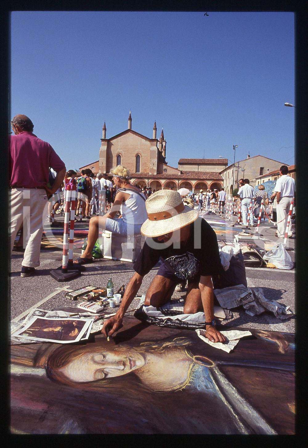 1991 CURTATONE Fiera delle Grazie - Madonnari * 35 mm vintage slide 75  Diapositiva d'epoca, in formato 35 mm.CONDIZIONI: GOODE' severamente vietata la riproduzione. Tutti i diritti sono riservati.ICharta mette in vendita, sul negozio eBay e in esclusiva sul sito "icharta" il proprio archivio composto da numerose diapositive e negativi fotografici d'epoca, tutti originali e autentici, che attraversano la storia del costume italiano tra gli la fine degli anni Sessanta e Novanta.Si tratta di uno sguardo inedito sull'attualità, la politica, la vita quotidiana, il gossip e la cultura, che fotografa il cambiamento della nazione in quest'ultimo scorcio del XX secolo. Un'occasione unica per il mercato del collezionismo, che vede finalmente disponibile un archivio eccezionale per vastità, tematiche e condizioni, in un settore (il negativo fotografico e la diapositiva) di assoluta novità e dalle interessanti prospettive di investimento.  GOOD/buono   originale e autentica 1