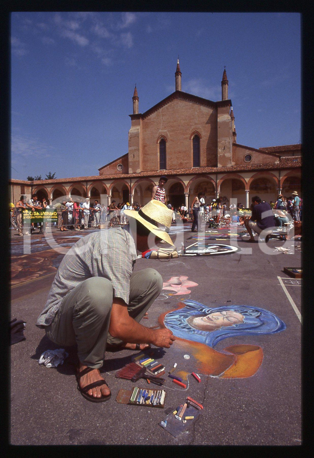 1991 CURTATONE Fiera delle Grazie - Madonnari * 35 mm vintage slide 78  Diapositiva d'epoca, in formato 35 mm.CONDIZIONI: GOODE' severamente vietata la riproduzione. Tutti i diritti sono riservati.ICharta mette in vendita, sul negozio eBay e in esclusiva sul sito "icharta" il proprio archivio composto da numerose diapositive e negativi fotografici d'epoca, tutti originali e autentici, che attraversano la storia del costume italiano tra gli la fine degli anni Sessanta e Novanta.Si tratta di uno sguardo inedito sull'attualità, la politica, la vita quotidiana, il gossip e la cultura, che fotografa il cambiamento della nazione in quest'ultimo scorcio del XX secolo. Un'occasione unica per il mercato del collezionismo, che vede finalmente disponibile un archivio eccezionale per vastità, tematiche e condizioni, in un settore (il negativo fotografico e la diapositiva) di assoluta novità e dalle interessanti prospettive di investimento.  GOOD/buono   originale e autentica 1