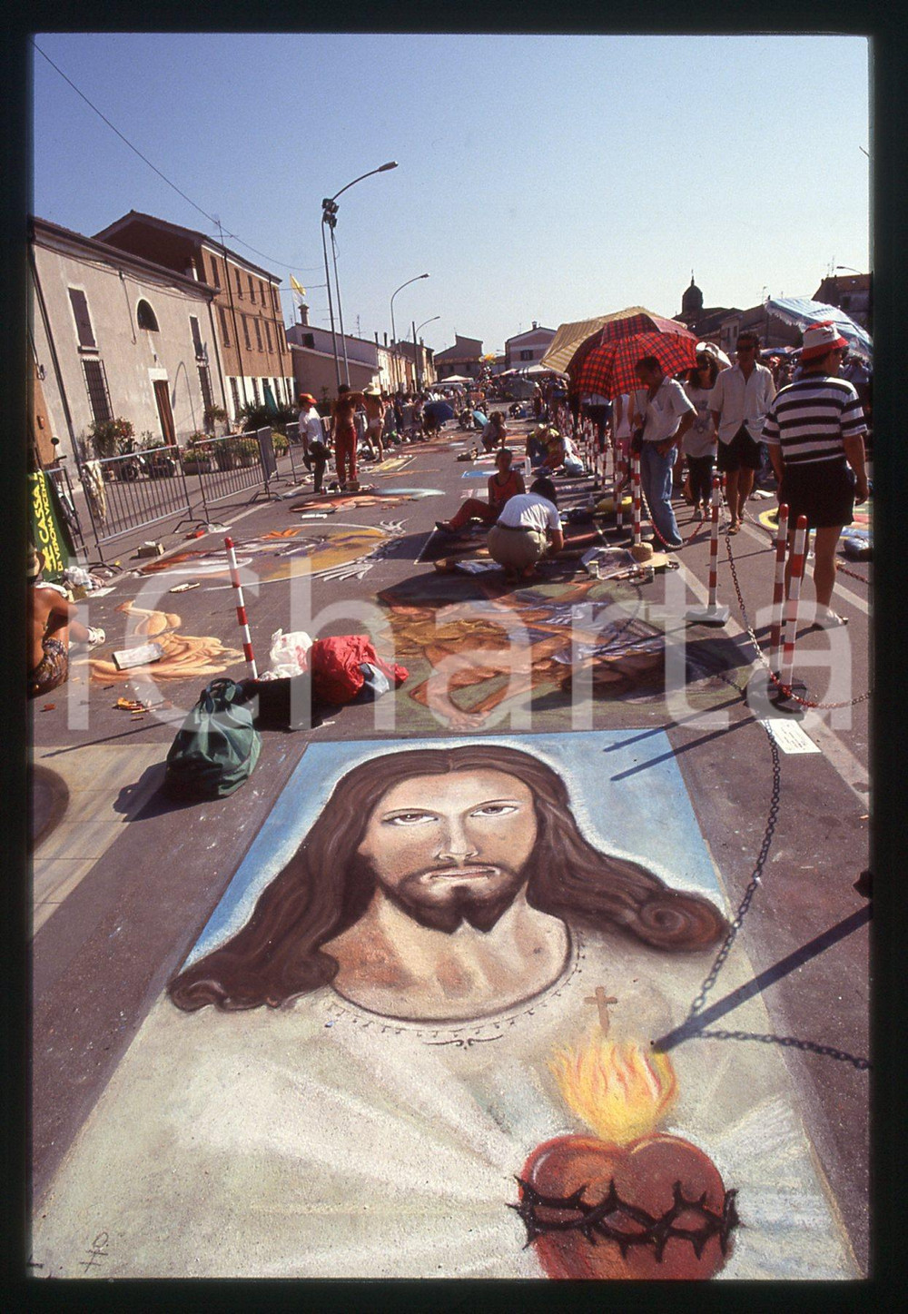 1991 CURTATONE Fiera delle Grazie - Madonnari * 35 mm vintage slide 80  Diapositiva d'epoca, in formato 35 mm.CONDIZIONI: GOODE' severamente vietata la riproduzione. Tutti i diritti sono riservati.ICharta mette in vendita, sul negozio eBay e in esclusiva sul sito "icharta" il proprio archivio composto da numerose diapositive e negativi fotografici d'epoca, tutti originali e autentici, che attraversano la storia del costume italiano tra gli la fine degli anni Sessanta e Novanta.Si tratta di uno sguardo inedito sull'attualità, la politica, la vita quotidiana, il gossip e la cultura, che fotografa il cambiamento della nazione in quest'ultimo scorcio del XX secolo. Un'occasione unica per il mercato del collezionismo, che vede finalmente disponibile un archivio eccezionale per vastità, tematiche e condizioni, in un settore (il negativo fotografico e la diapositiva) di assoluta novità e dalle interessanti prospettive di investimento.  GOOD/buono   originale e autentica 1