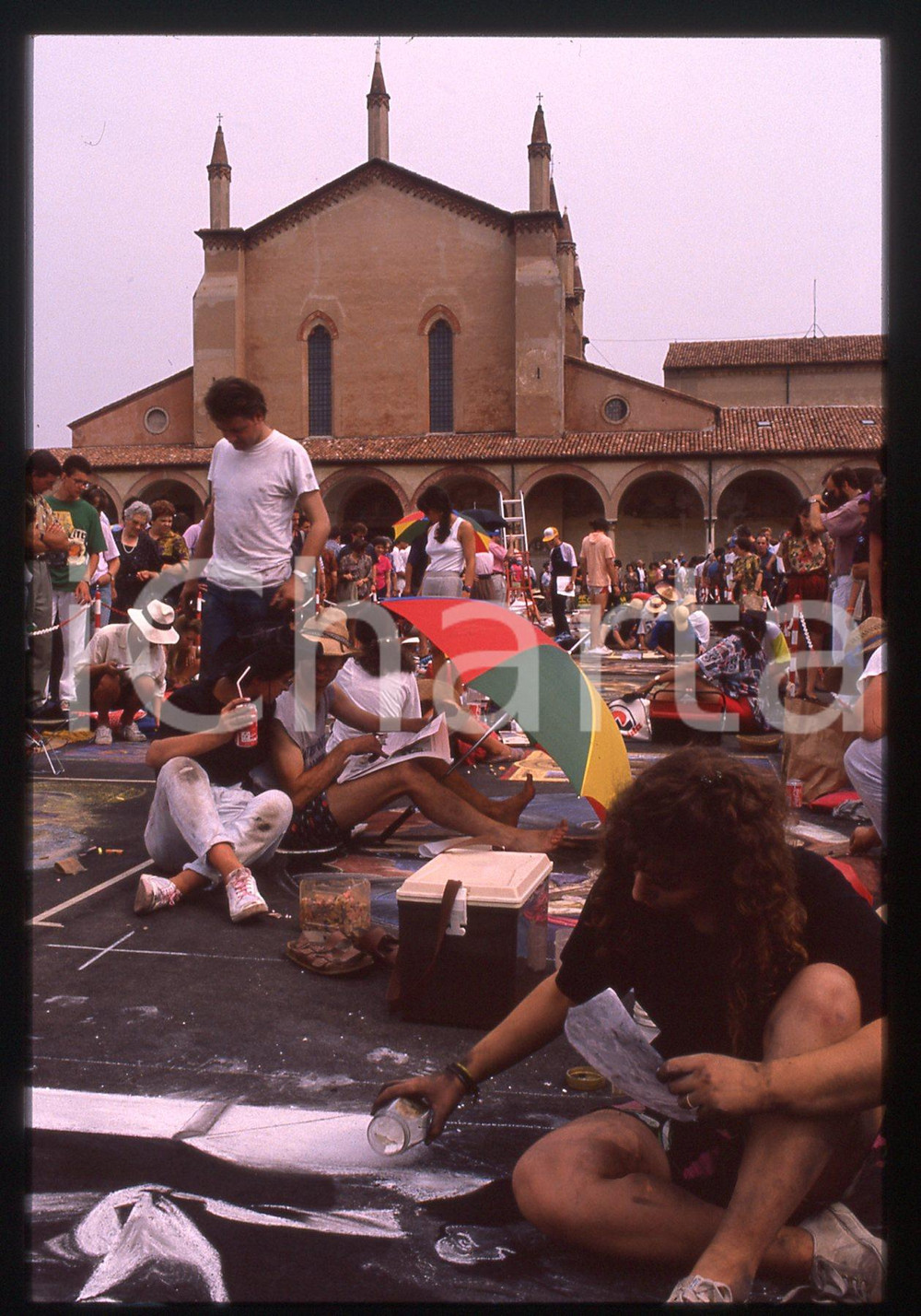 1980 CURTATONE Fiera delle Grazie - Madonnari * 35 mm vintage slide  Diapositiva d'epoca, in formato 35 mm.CONDIZIONI: GOODE' severamente vietata la riproduzione. Tutti i diritti sono riservati.ICharta mette in vendita, sul negozio eBay e in esclusiva sul sito "icharta" il proprio archivio composto da numerose diapositive e negativi fotografici d'epoca, tutti originali e autentici, che attraversano la storia del costume italiano tra gli la fine degli anni Sessanta e Novanta.Si tratta di uno sguardo inedito sull'attualità, la politica, la vita quotidiana, il gossip e la cultura, che fotografa il cambiamento della nazione in quest'ultimo scorcio del XX secolo. Un'occasione unica per il mercato del collezionismo, che vede finalmente disponibile un archivio eccezionale per vastità, tematiche e condizioni, in un settore (il negativo fotografico e la diapositiva) di assoluta novità e dalle interessanti prospettive di investimento.  GOOD/buono   originale e autentica 1