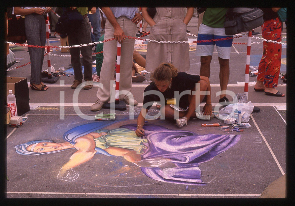 1980 CURTATONE Fiera delle Grazie - Madonnari * 35 mm vintage slide 2  Diapositiva d'epoca, in formato 35 mm.CONDIZIONI: GOODE' severamente vietata la riproduzione. Tutti i diritti sono riservati.ICharta mette in vendita, sul negozio eBay e in esclusiva sul sito "icharta" il proprio archivio composto da numerose diapositive e negativi fotografici d'epoca, tutti originali e autentici, che attraversano la storia del costume italiano tra gli la fine degli anni Sessanta e Novanta.Si tratta di uno sguardo inedito sull'attualità , la politica, la vita quotidiana, il gossip e la cultura, che fotografa il cambiamento della nazione in quest'ultimo scorcio del XX secolo. Un'occasione unica per il mercato del collezionismo, che vede finalmente disponibile un archivio eccezionale per vastità , tematiche e condizioni, in un settore (il negativo fotografico e la diapositiva) di assoluta novità  e dalle interessanti prospettive di investimento.  CONDIZIONI:GOOD/buono originale e autentica 1