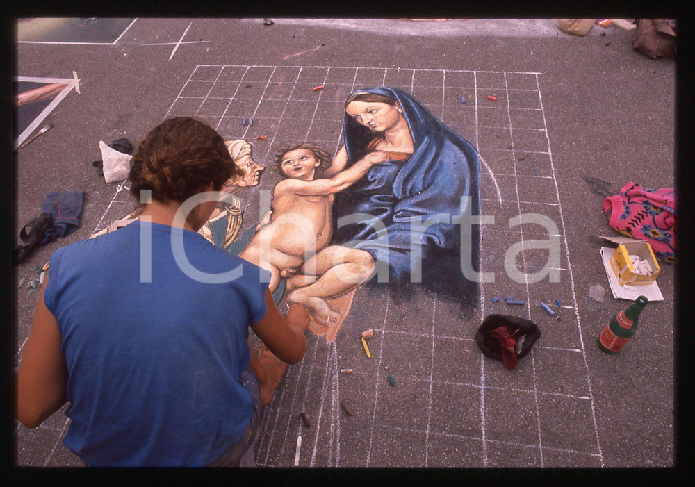 1980 CURTATONE Fiera delle Grazie - Madonnari * 35 mm vintage slide 6  Diapositiva d'epoca, in formato 35 mm.CONDIZIONI: GOODE' severamente vietata la riproduzione. Tutti i diritti sono riservati.ICharta mette in vendita, sul negozio eBay e in esclusiva sul sito "icharta" il proprio archivio composto da numerose diapositive e negativi fotografici d'epoca, tutti originali e autentici, che attraversano la storia del costume italiano tra gli la fine degli anni Sessanta e Novanta.Si tratta di uno sguardo inedito sull'attualità, la politica, la vita quotidiana, il gossip e la cultura, che fotografa il cambiamento della nazione in quest'ultimo scorcio del XX secolo. Un'occasione unica per il mercato del collezionismo, che vede finalmente disponibile un archivio eccezionale per vastità, tematiche e condizioni, in un settore (il negativo fotografico e la diapositiva) di assoluta novità e dalle interessanti prospettive di investimento.  GOOD/buono   originale e autentica 1