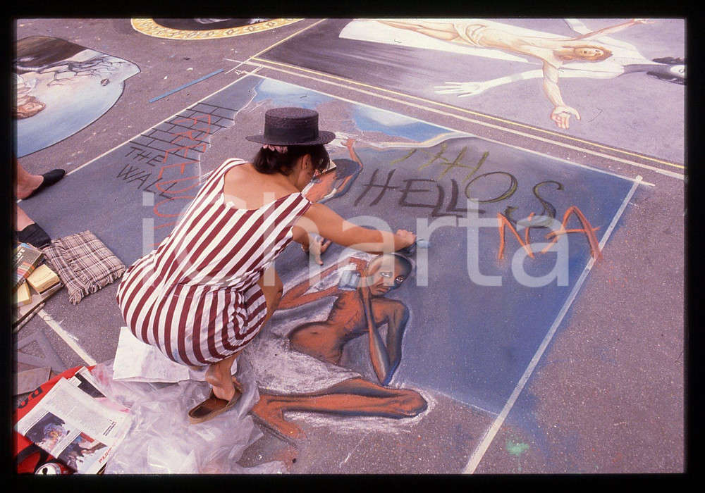 1980 CURTATONE Fiera delle Grazie - Madonnari * 35 mm vintage slide 9  Diapositiva d'epoca, in formato 35 mm.CONDIZIONI: GOODE' severamente vietata la riproduzione. Tutti i diritti sono riservati.ICharta mette in vendita, sul negozio eBay e in esclusiva sul sito "icharta" il proprio archivio composto da numerose diapositive e negativi fotografici d'epoca, tutti originali e autentici, che attraversano la storia del costume italiano tra gli la fine degli anni Sessanta e Novanta.Si tratta di uno sguardo inedito sull'attualità, la politica, la vita quotidiana, il gossip e la cultura, che fotografa il cambiamento della nazione in quest'ultimo scorcio del XX secolo. Un'occasione unica per il mercato del collezionismo, che vede finalmente disponibile un archivio eccezionale per vastità, tematiche e condizioni, in un settore (il negativo fotografico e la diapositiva) di assoluta novità e dalle interessanti prospettive di investimento.  GOOD/buono   originale e autentica 1