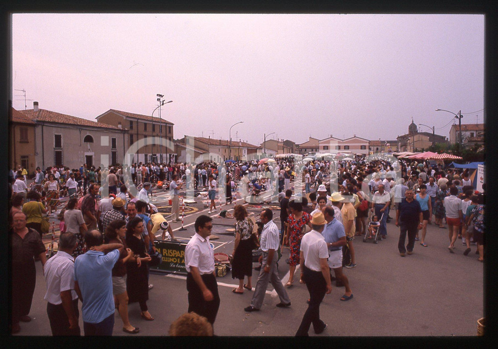 1980 CURTATONE Fiera delle Grazie - Madonnari * 35 mm vintage slide 12  Diapositiva d'epoca, in formato 35 mm.CONDIZIONI: GOODE' severamente vietata la riproduzione. Tutti i diritti sono riservati.ICharta mette in vendita, sul negozio eBay e in esclusiva sul sito "icharta" il proprio archivio composto da numerose diapositive e negativi fotografici d'epoca, tutti originali e autentici, che attraversano la storia del costume italiano tra gli la fine degli anni Sessanta e Novanta.Si tratta di uno sguardo inedito sull'attualità , la politica, la vita quotidiana, il gossip e la cultura, che fotografa il cambiamento della nazione in quest'ultimo scorcio del XX secolo. Un'occasione unica per il mercato del collezionismo, che vede finalmente disponibile un archivio eccezionale per vastità , tematiche e condizioni, in un settore (il negativo fotografico e la diapositiva) di assoluta novità  e dalle interessanti prospettive di investimento.  CONDIZIONI:GOOD/buono originale e autentica 1