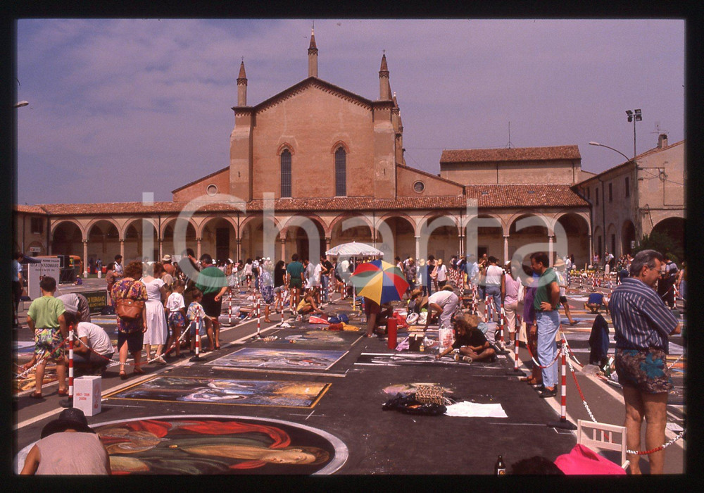 1980 CURTATONE Fiera delle Grazie - Madonnari * 35 mm vintage slide 13  Diapositiva d'epoca, in formato 35 mm.CONDIZIONI: GOODE' severamente vietata la riproduzione. Tutti i diritti sono riservati.ICharta mette in vendita, sul negozio eBay e in esclusiva sul sito "icharta" il proprio archivio composto da numerose diapositive e negativi fotografici d'epoca, tutti originali e autentici, che attraversano la storia del costume italiano tra gli la fine degli anni Sessanta e Novanta.Si tratta di uno sguardo inedito sull'attualità, la politica, la vita quotidiana, il gossip e la cultura, che fotografa il cambiamento della nazione in quest'ultimo scorcio del XX secolo. Un'occasione unica per il mercato del collezionismo, che vede finalmente disponibile un archivio eccezionale per vastità, tematiche e condizioni, in un settore (il negativo fotografico e la diapositiva) di assoluta novità e dalle interessanti prospettive di investimento.  GOOD/buono   originale e autentica 1