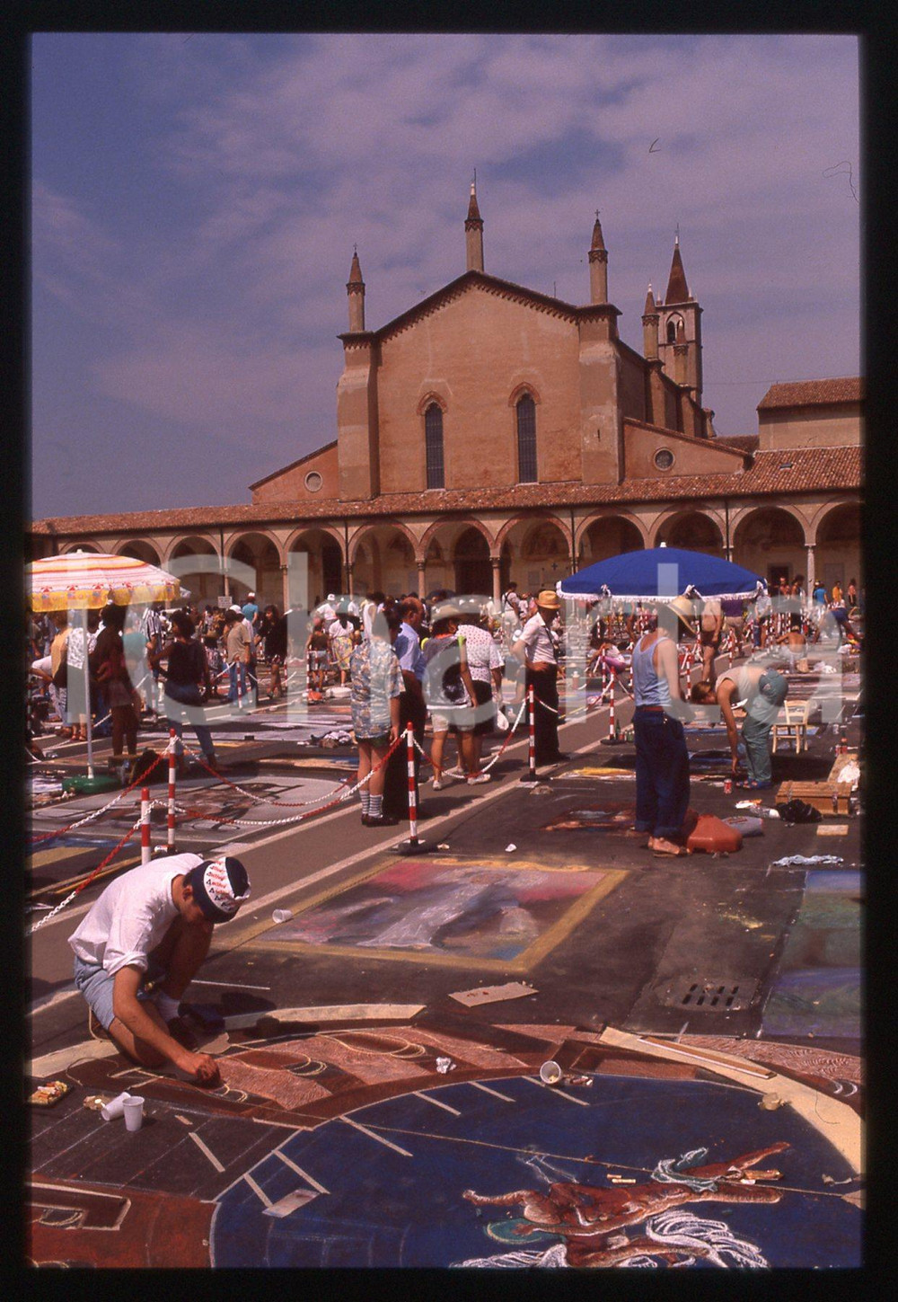 1980 CURTATONE Fiera delle Grazie - Madonnari * 35 mm vintage slide 14  Diapositiva d'epoca, in formato 35 mm.CONDIZIONI: GOODE' severamente vietata la riproduzione. Tutti i diritti sono riservati. ICharta mette in vendita, sul negozio eBay e in esclusiva sul sito "icharta" il proprio archivio composto da numerose diapositive e negativi fotografici d'epoca, tutti originali e autentici, che attraversano la storia del costume italiano tra gli la fine degli anni Sessanta e Novanta.Si tratta di uno sguardo inedito sull'attualità, la politica, la vita quotidiana, il gossip e la cultura, che fotografa il cambiamento della nazione in quest'ultimo scorcio del XX secolo. Un'occasione unica per il mercato del collezionismo, che vede finalmente disponibile un archivio eccezionale per vastità, tematiche e condizioni, in un settore (il negativo fotografico e la diapositiva) di assoluta novità e dalle interessanti prospettive di investimento.  GOOD/buono   originale e autentica 1