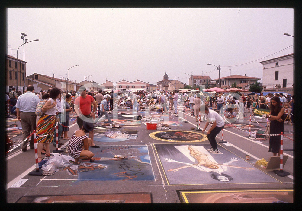 1980 CURTATONE Fiera delle Grazie - Madonnari * 35 mm vintage slide 16  Diapositiva d'epoca, in formato 35 mm.CONDIZIONI: GOODE' severamente vietata la riproduzione. Tutti i diritti sono riservati. ICharta mette in vendita, sul negozio eBay e in esclusiva sul sito "icharta" il proprio archivio composto da numerose diapositive e negativi fotografici d'epoca, tutti originali e autentici, che attraversano la storia del costume italiano tra gli la fine degli anni Sessanta e Novanta.Si tratta di uno sguardo inedito sull'attualità, la politica, la vita quotidiana, il gossip e la cultura, che fotografa il cambiamento della nazione in quest'ultimo scorcio del XX secolo. Un'occasione unica per il mercato del collezionismo, che vede finalmente disponibile un archivio eccezionale per vastità, tematiche e condizioni, in un settore (il negativo fotografico e la diapositiva) di assoluta novità e dalle interessanti prospettive di investimento.  GOOD/buono   originale e autentica 1