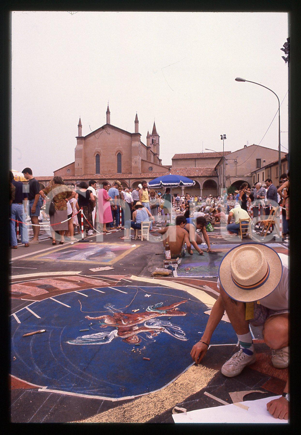 1980 CURTATONE Fiera delle Grazie - Madonnari * 35 mm vintage slide 18  Diapositiva d'epoca, in formato 35 mm.CONDIZIONI: GOODE' severamente vietata la riproduzione. Tutti i diritti sono riservati.ICharta mette in vendita, sul negozio eBay e in esclusiva sul sito "icharta" il proprio archivio composto da numerose diapositive e negativi fotografici d'epoca, tutti originali e autentici, che attraversano la storia del costume italiano tra gli la fine degli anni Sessanta e Novanta.Si tratta di uno sguardo inedito sull'attualità, la politica, la vita quotidiana, il gossip e la cultura, che fotografa il cambiamento della nazione in quest'ultimo scorcio del XX secolo. Un'occasione unica per il mercato del collezionismo, che vede finalmente disponibile un archivio eccezionale per vastità, tematiche e condizioni, in un settore (il negativo fotografico e la diapositiva) di assoluta novità e dalle interessanti prospettive di investimento.  GOOD/buono   originale e autentica 1