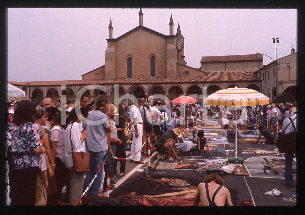 1980 CURTATONE Fiera delle Grazie - Madonnari * 35 mm vintage slide 20  Diapositiva d'epoca, in formato 35 mm.CONDIZIONI: GOODE' severamente vietata la riproduzione. Tutti i diritti sono riservati.ICharta mette in vendita, sul negozio eBay e in esclusiva sul sito "icharta" il proprio archivio composto da numerose diapositive e negativi fotografici d'epoca, tutti originali e autentici, che attraversano la storia del costume italiano tra gli la fine degli anni Sessanta e Novanta.Si tratta di uno sguardo inedito sull'attualità, la politica, la vita quotidiana, il gossip e la cultura, che fotografa il cambiamento della nazione in quest'ultimo scorcio del XX secolo. Un'occasione unica per il mercato del collezionismo, che vede finalmente disponibile un archivio eccezionale per vastità, tematiche e condizioni, in un settore (il negativo fotografico e la diapositiva) di assoluta novità e dalle interessanti prospettive di investimento.  GOOD/buono   originale e autentica 1
