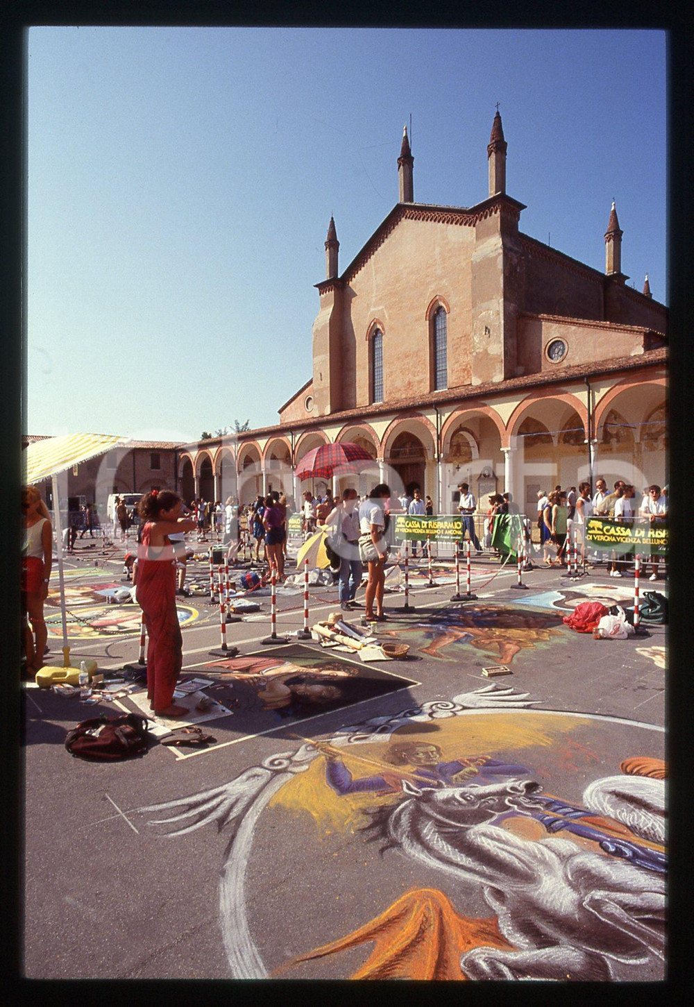 1991 CURTATONE Fiera delle Grazie - Madonnari * 35 mm vintage slide 82  Diapositiva d'epoca, in formato 35 mm.CONDIZIONI: GOODE' severamente vietata la riproduzione. Tutti i diritti sono riservati. ICharta mette in vendita, sul negozio eBay e in esclusiva sul sito "icharta" il proprio archivio composto da numerose diapositive e negativi fotografici d'epoca, tutti originali e autentici, che attraversano la storia del costume italiano tra gli la fine degli anni Sessanta e Novanta.Si tratta di uno sguardo inedito sull'attualità , la politica, la vita quotidiana, il gossip e la cultura, che fotografa il cambiamento della nazione in quest'ultimo scorcio del XX secolo. Un'occasione unica per il mercato del collezionismo, che vede finalmente disponibile un archivio eccezionale per vastità , tematiche e condizioni, in un settore (il negativo fotografico e la diapositiva) di assoluta novità  e dalle interessanti prospettive di investimento.  CONDIZIONI:GOOD/buono originale e autentica 1