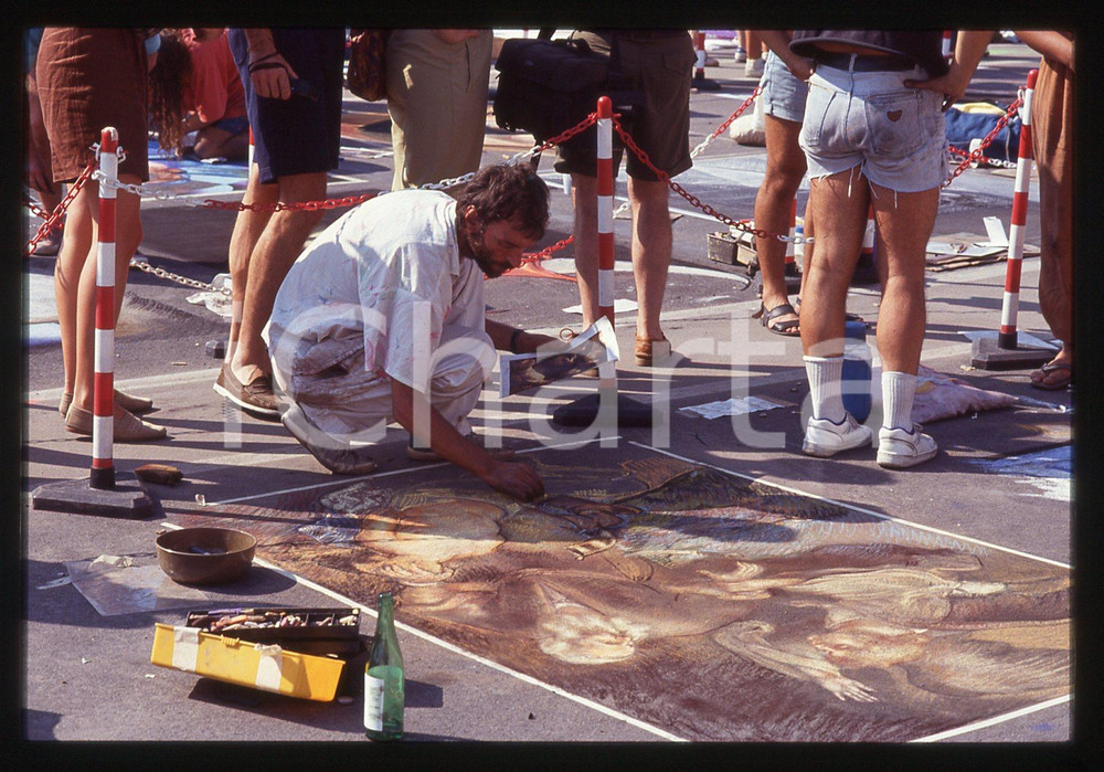 1991 CURTATONE Fiera delle Grazie - Madonnari * 35 mm vintage slide 83  Diapositiva d'epoca, in formato 35 mm.CONDIZIONI: GOODE' severamente vietata la riproduzione. Tutti i diritti sono riservati.ICharta mette in vendita, sul negozio eBay e in esclusiva sul sito "icharta" il proprio archivio composto da numerose diapositive e negativi fotografici d'epoca, tutti originali e autentici, che attraversano la storia del costume italiano tra gli la fine degli anni Sessanta e Novanta.Si tratta di uno sguardo inedito sull'attualità, la politica, la vita quotidiana, il gossip e la cultura, che fotografa il cambiamento della nazione in quest'ultimo scorcio del XX secolo. Un'occasione unica per il mercato del collezionismo, che vede finalmente disponibile un archivio eccezionale per vastità, tematiche e condizioni, in un settore (il negativo fotografico e la diapositiva) di assoluta novità e dalle interessanti prospettive di investimento.  GOOD/buono   originale e autentica 1
