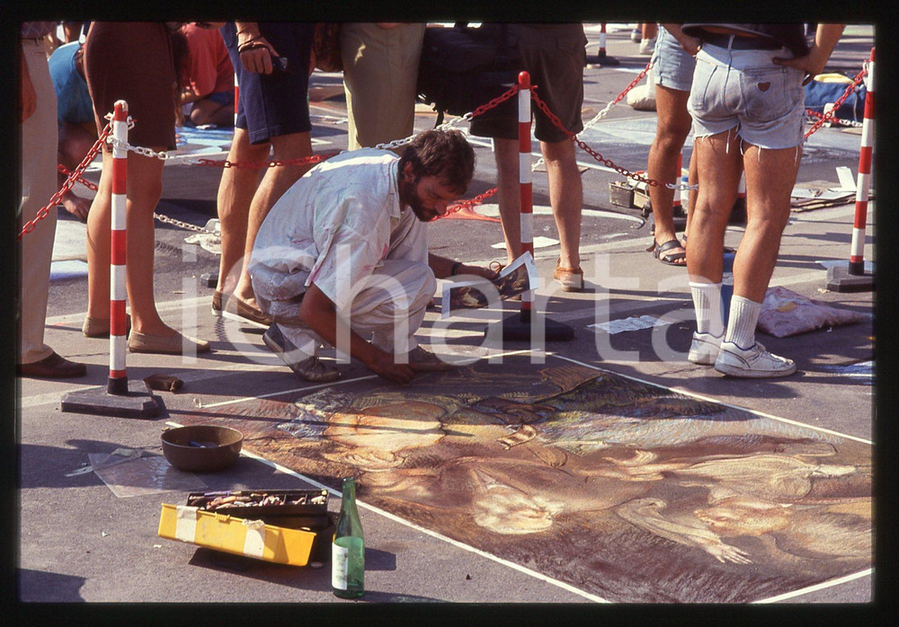 1991 CURTATONE Fiera delle Grazie - Madonnari * 35 mm vintage slide 84  Diapositiva d'epoca, in formato 35 mm.CONDIZIONI: GOODE' severamente vietata la riproduzione. Tutti i diritti sono riservati.ICharta mette in vendita, sul negozio eBay e in esclusiva sul sito "icharta" il proprio archivio composto da numerose diapositive e negativi fotografici d'epoca, tutti originali e autentici, che attraversano la storia del costume italiano tra gli la fine degli anni Sessanta e Novanta.Si tratta di uno sguardo inedito sull'attualità, la politica, la vita quotidiana, il gossip e la cultura, che fotografa il cambiamento della nazione in quest'ultimo scorcio del XX secolo. Un'occasione unica per il mercato del collezionismo, che vede finalmente disponibile un archivio eccezionale per vastità, tematiche e condizioni, in un settore (il negativo fotografico e la diapositiva) di assoluta novità e dalle interessanti prospettive di investimento.  GOOD/buono   originale e autentica 1
