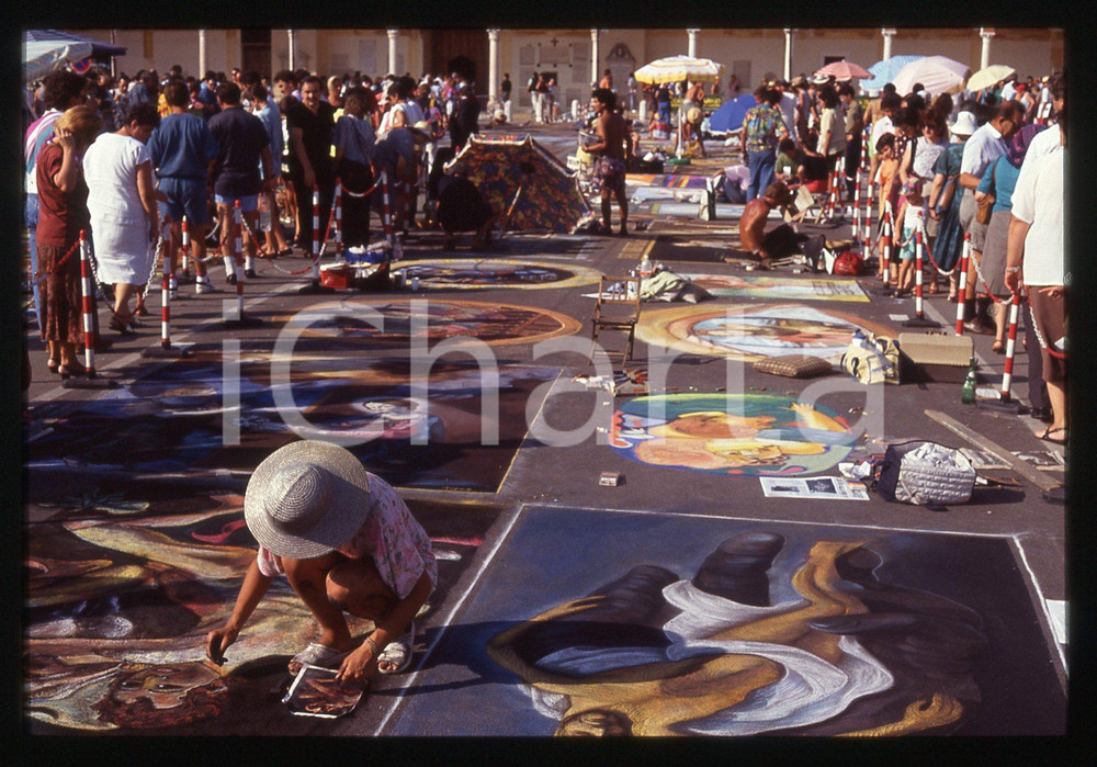 1991 CURTATONE Fiera delle Grazie - Madonnari * 35 mm vintage slide 85  Diapositiva d'epoca, in formato 35 mm.CONDIZIONI: GOODE' severamente vietata la riproduzione. Tutti i diritti sono riservati. ICharta mette in vendita, sul negozio eBay e in esclusiva sul sito "icharta" il proprio archivio composto da numerose diapositive e negativi fotografici d'epoca, tutti originali e autentici, che attraversano la storia del costume italiano tra gli la fine degli anni Sessanta e Novanta.Si tratta di uno sguardo inedito sull'attualità, la politica, la vita quotidiana, il gossip e la cultura, che fotografa il cambiamento della nazione in quest'ultimo scorcio del XX secolo. Un'occasione unica per il mercato del collezionismo, che vede finalmente disponibile un archivio eccezionale per vastità, tematiche e condizioni, in un settore (il negativo fotografico e la diapositiva) di assoluta novità e dalle interessanti prospettive di investimento.  GOOD/buono   originale e autentica 1