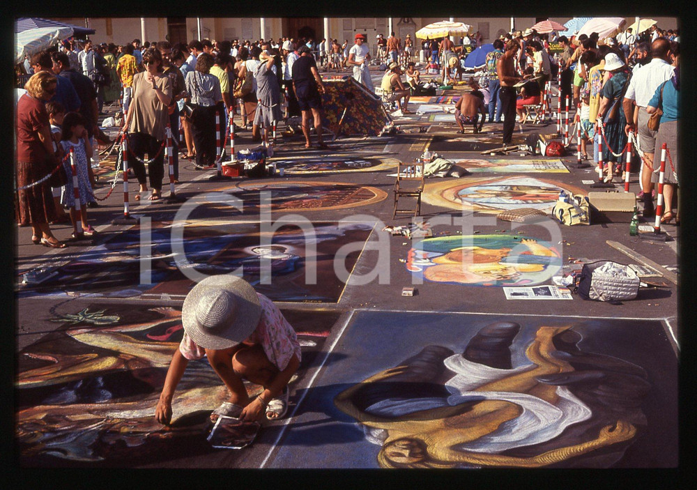 1991 CURTATONE Fiera delle Grazie - Madonnari * 35 mm vintage slide 86  Diapositiva d'epoca, in formato 35 mm.CONDIZIONI: GOODE' severamente vietata la riproduzione. Tutti i diritti sono riservati.ICharta mette in vendita, sul negozio eBay e in esclusiva sul sito "icharta" il proprio archivio composto da numerose diapositive e negativi fotografici d'epoca, tutti originali e autentici, che attraversano la storia del costume italiano tra gli la fine degli anni Sessanta e Novanta.Si tratta di uno sguardo inedito sull'attualità, la politica, la vita quotidiana, il gossip e la cultura, che fotografa il cambiamento della nazione in quest'ultimo scorcio del XX secolo. Un'occasione unica per il mercato del collezionismo, che vede finalmente disponibile un archivio eccezionale per vastità, tematiche e condizioni, in un settore (il negativo fotografico e la diapositiva) di assoluta novità e dalle interessanti prospettive di investimento.  GOOD/buono   originale e autentica 1